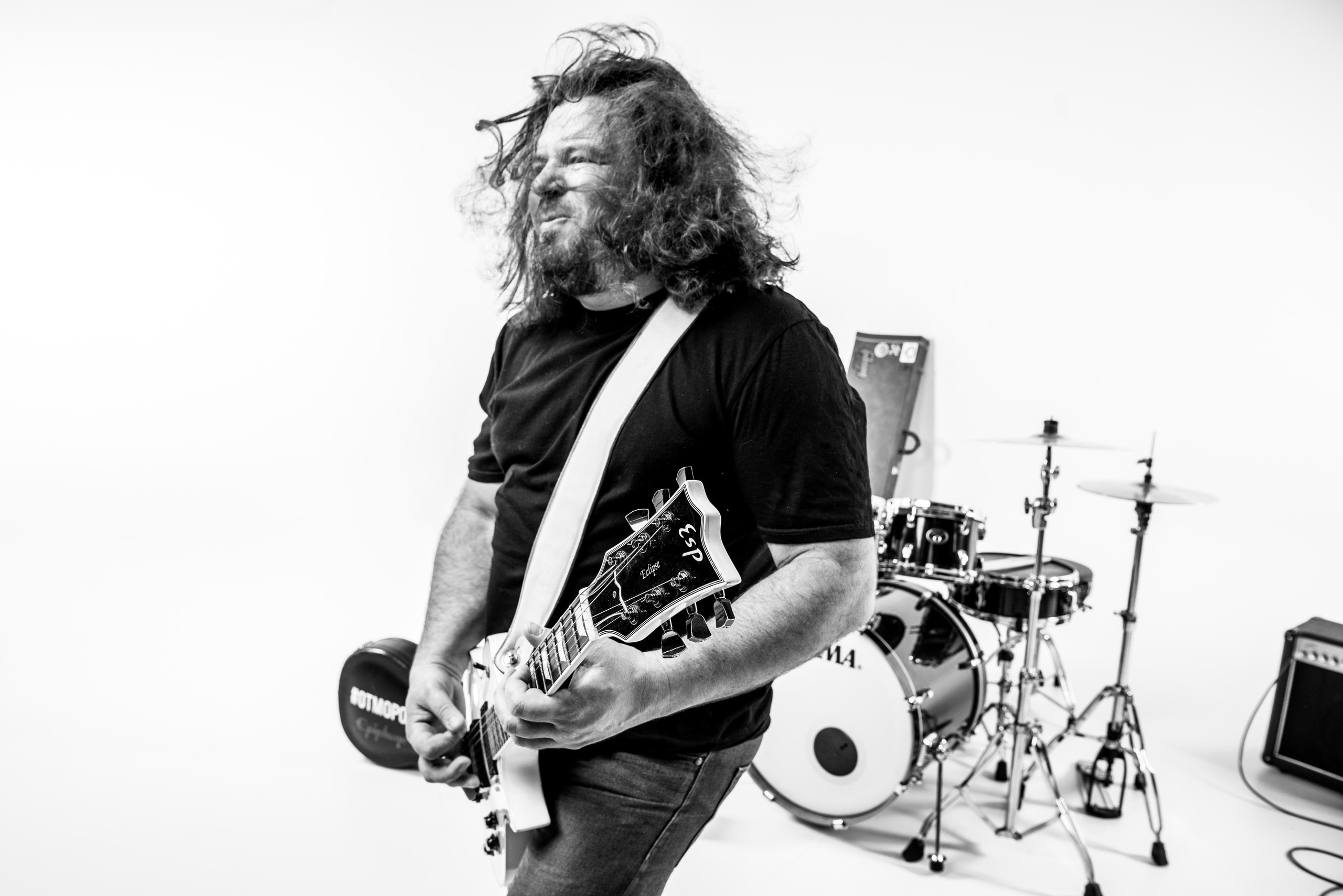 портрет гитариста в студии