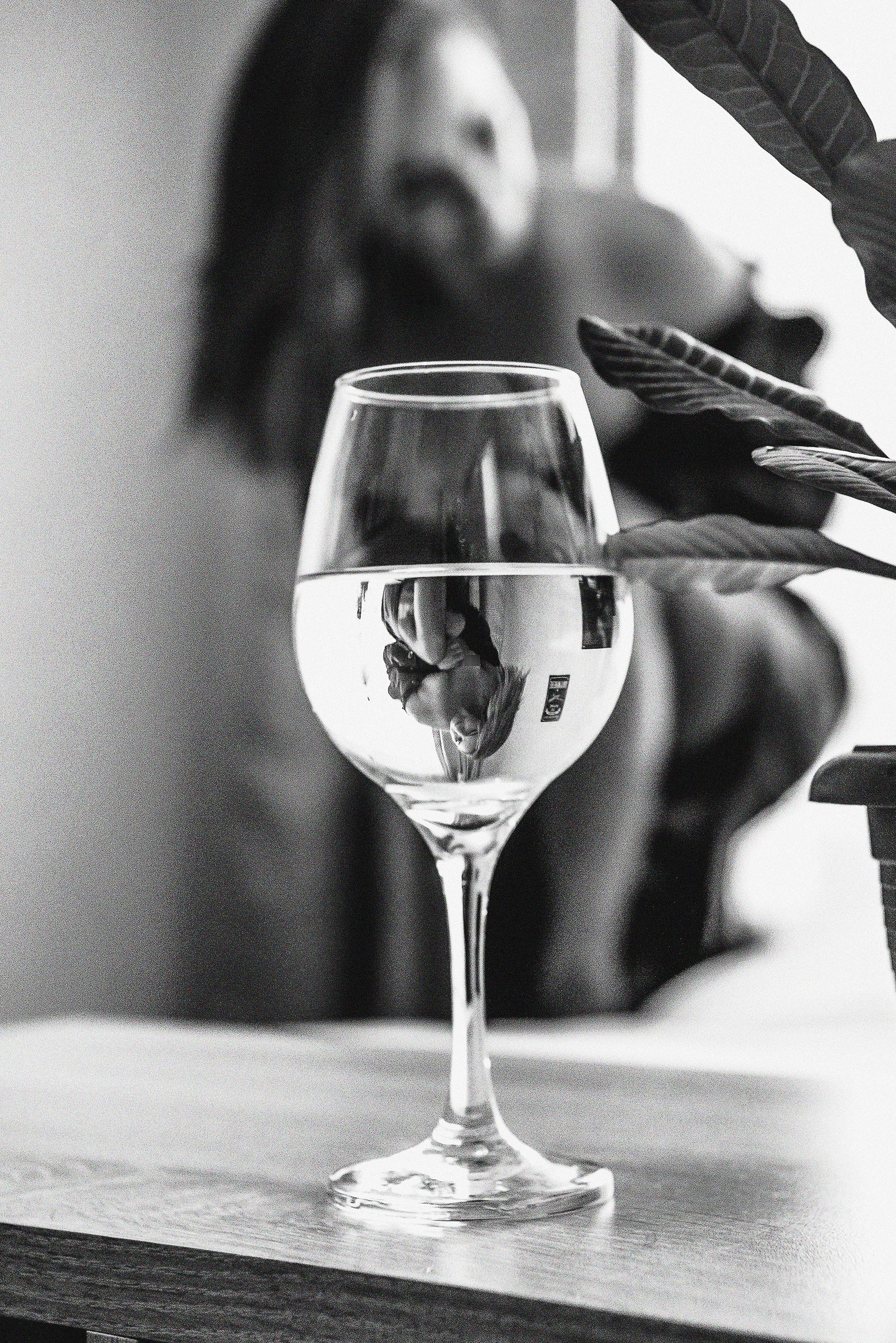 съёмка с бокалом воды