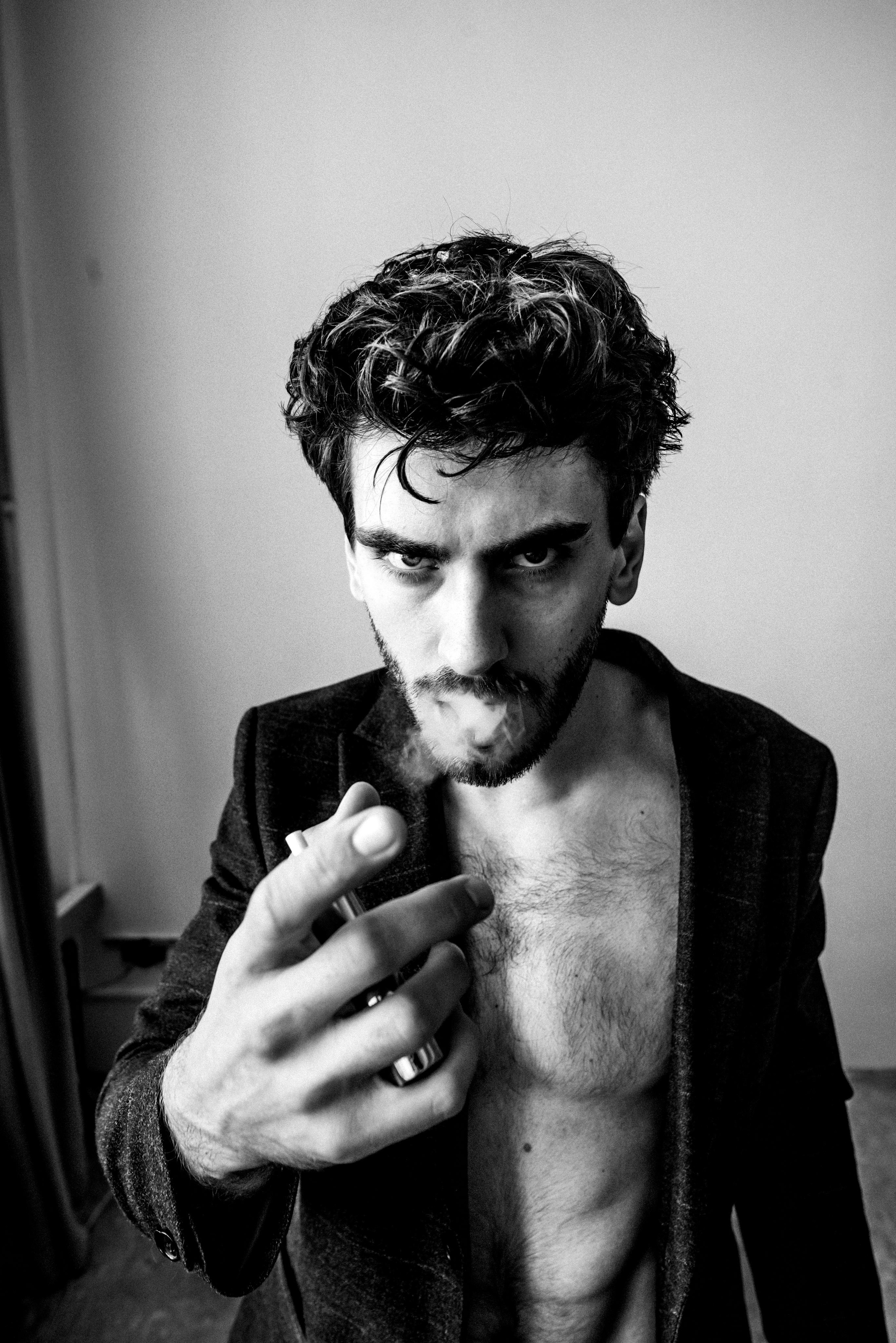 мужчина с сигаретой