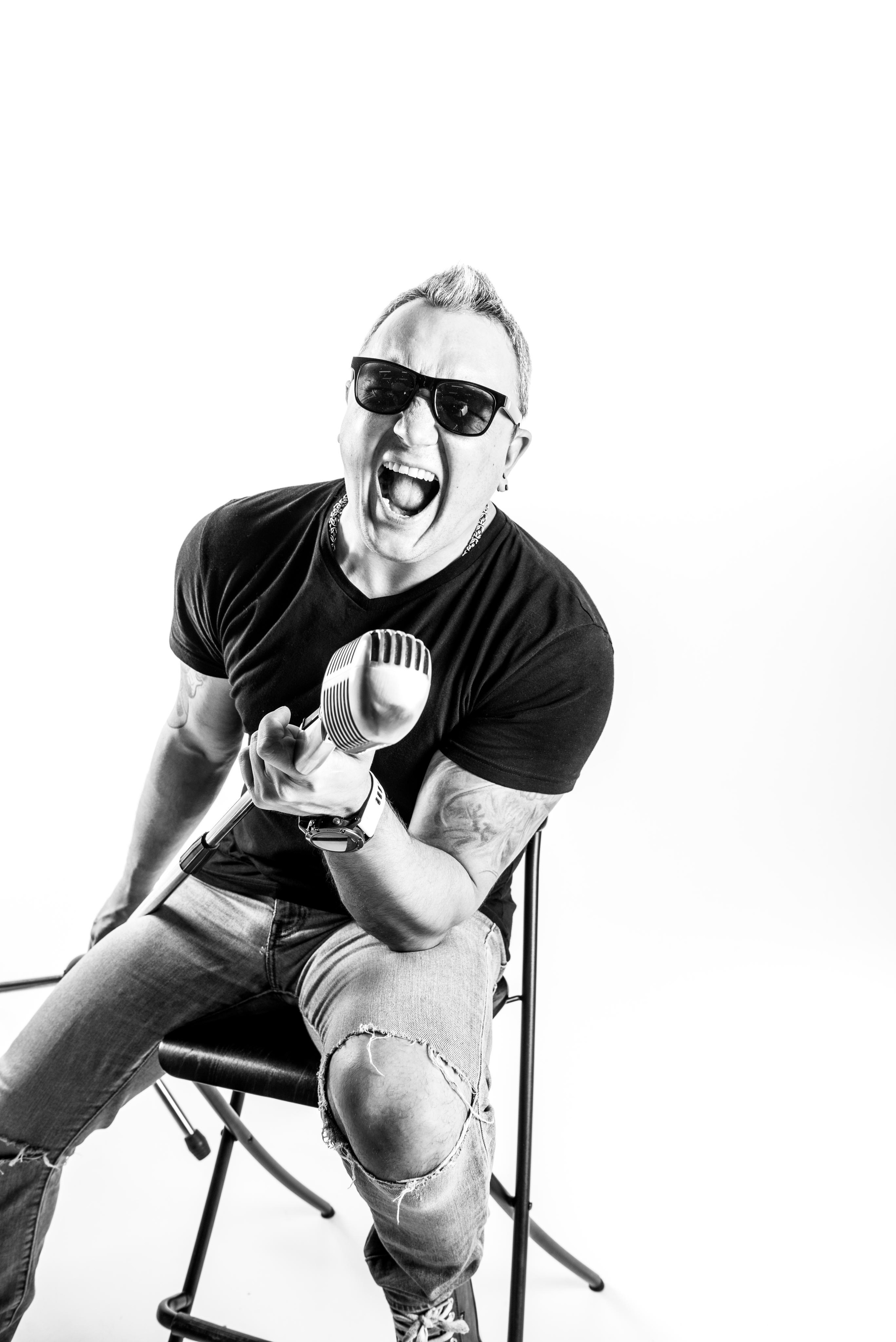 портрет музыканта с микрофоном