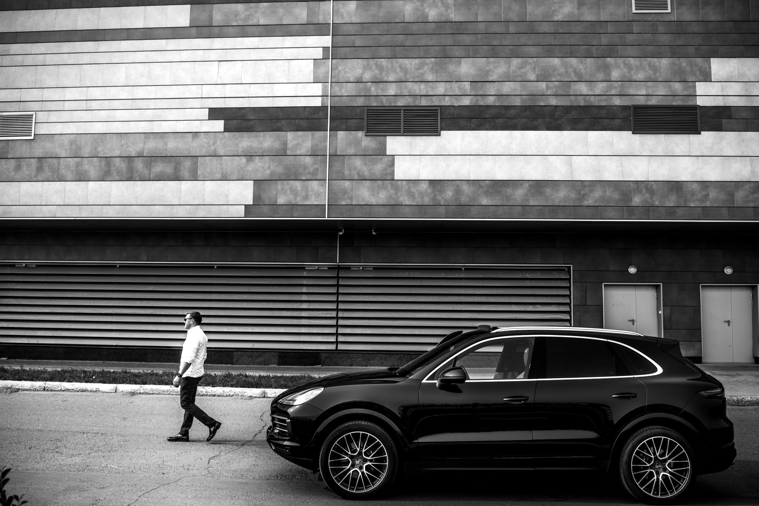 мужчина и автомобиль в городе