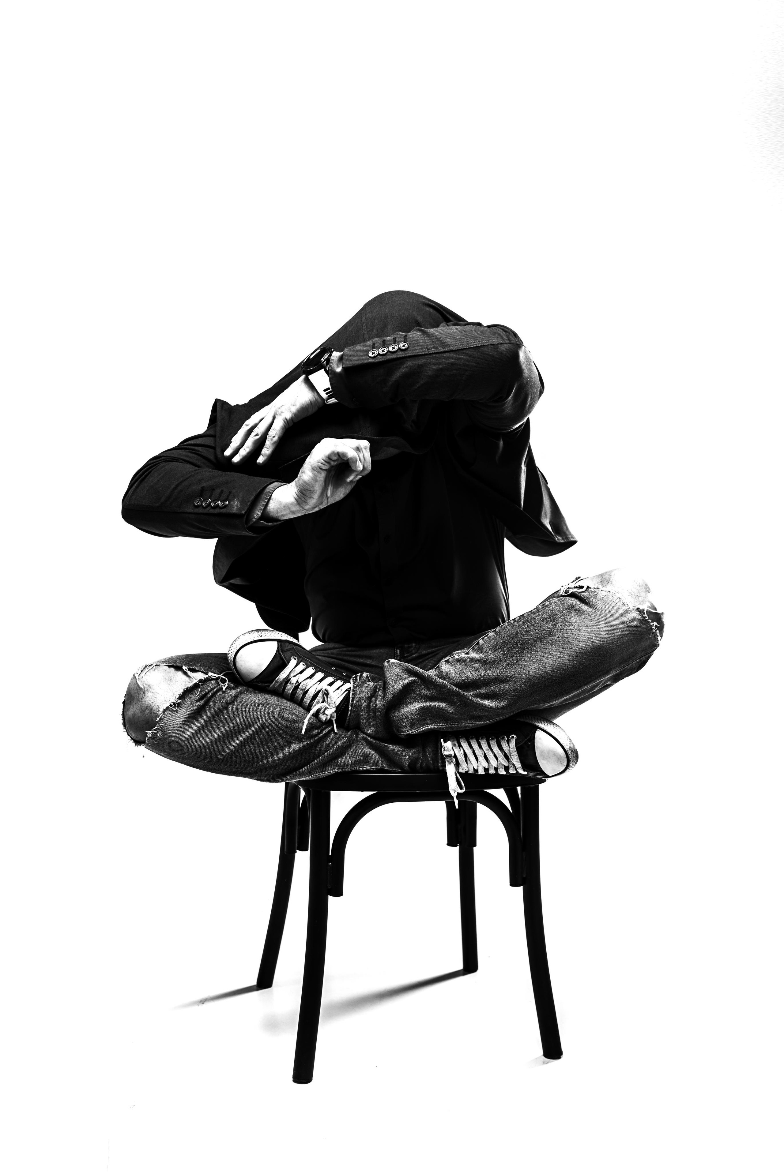 мужчина на стуле. портрет в студии