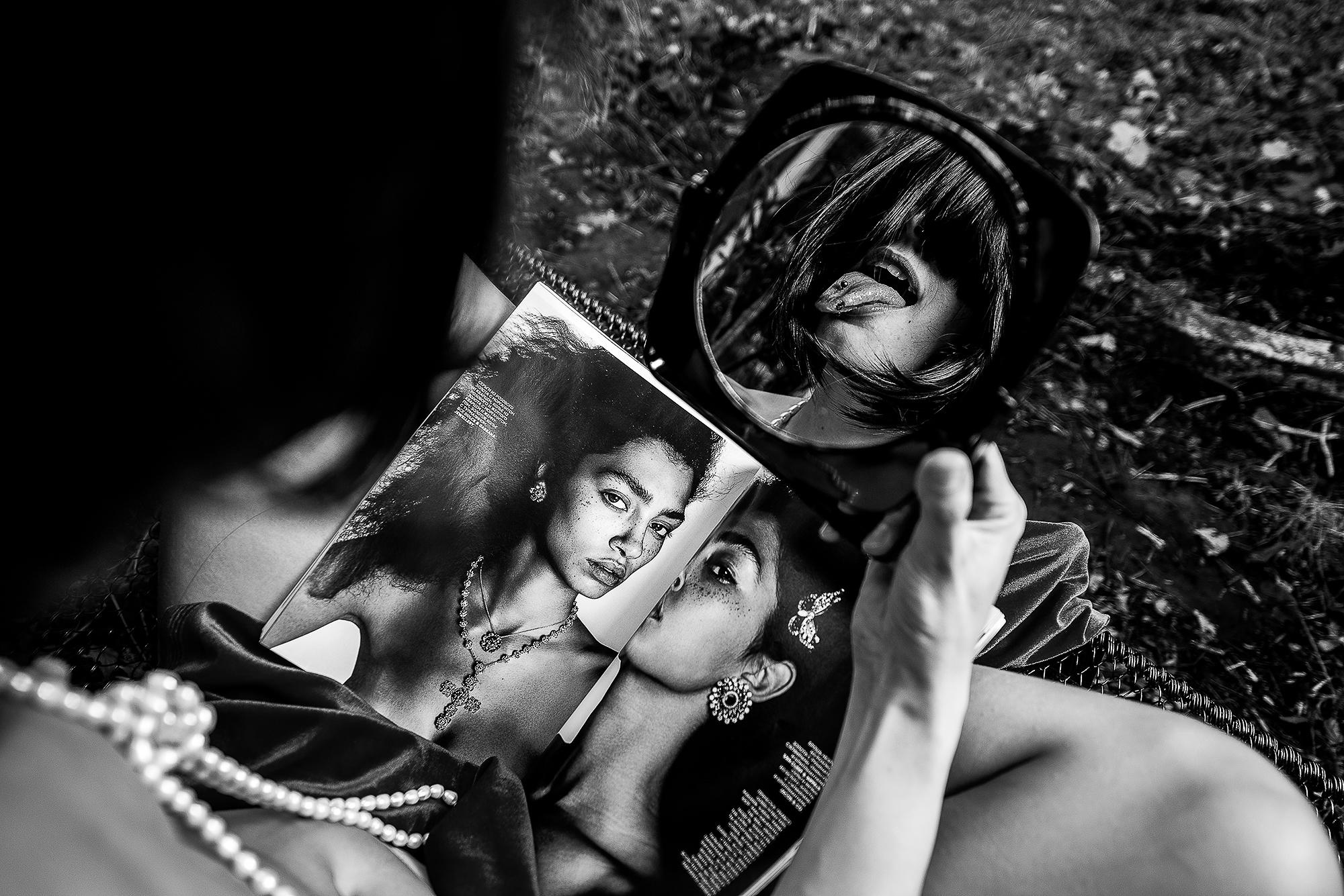 отражение девушки в зеркале