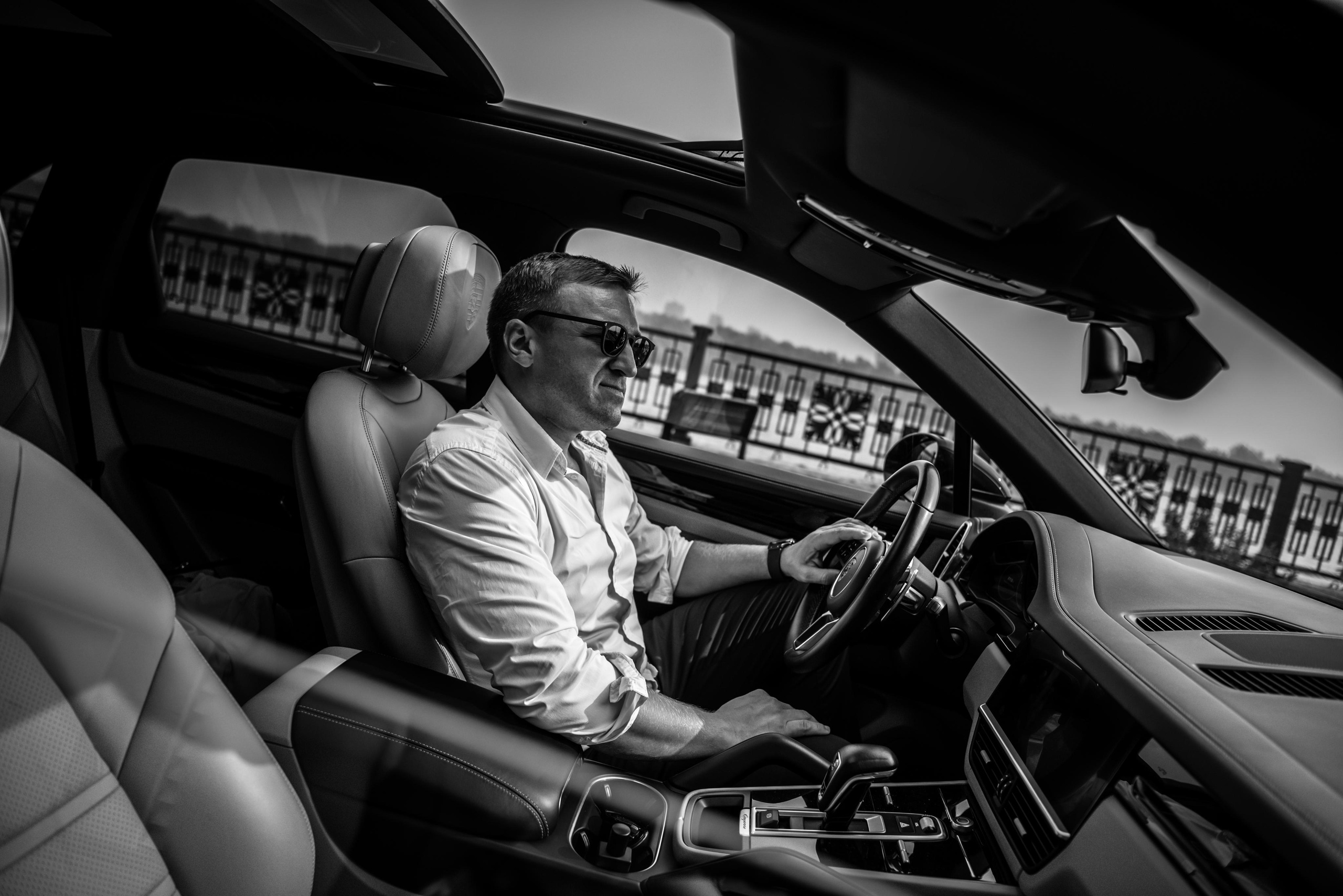 мужчина в автомобиле