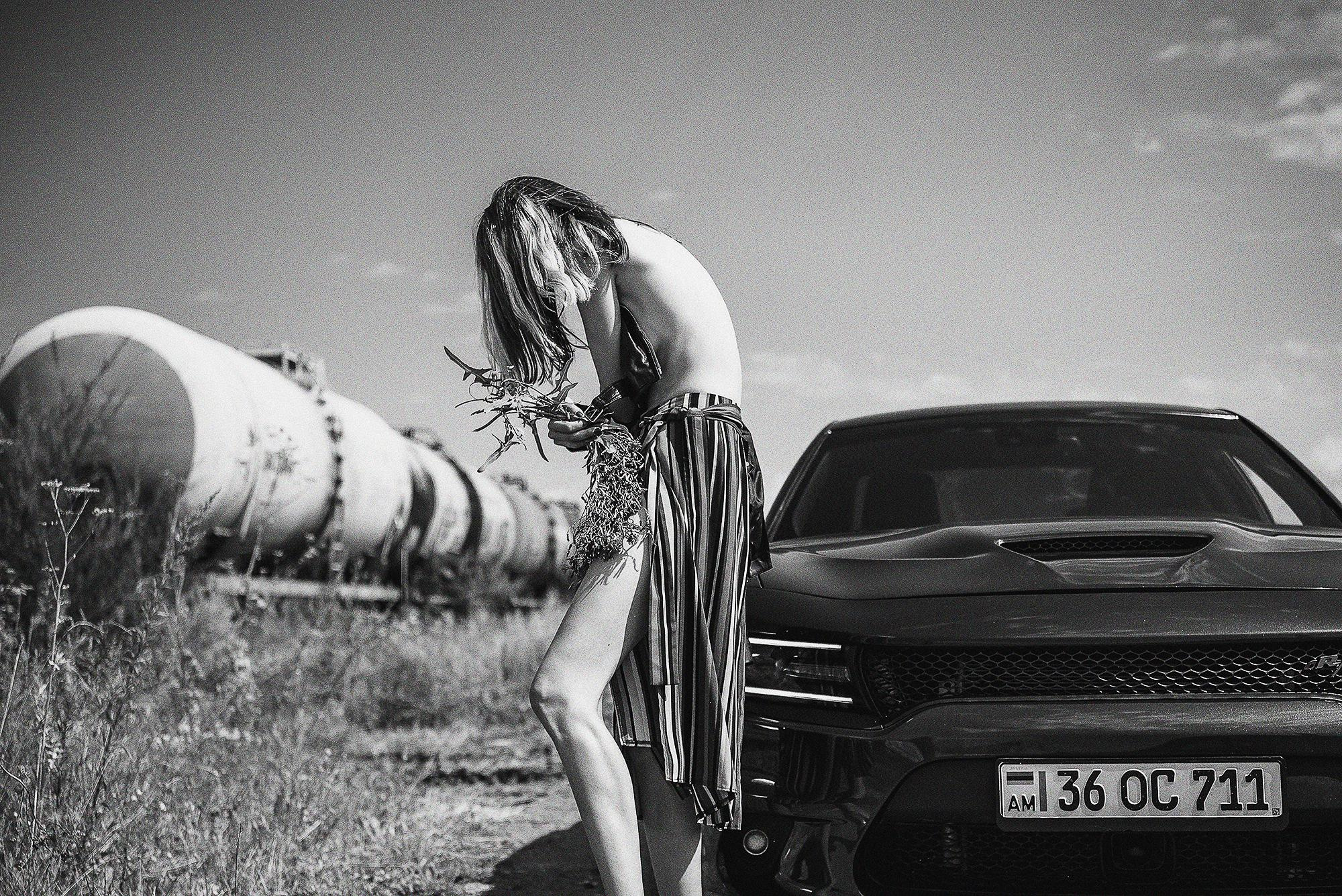 обнаженная девушка у автомобиля