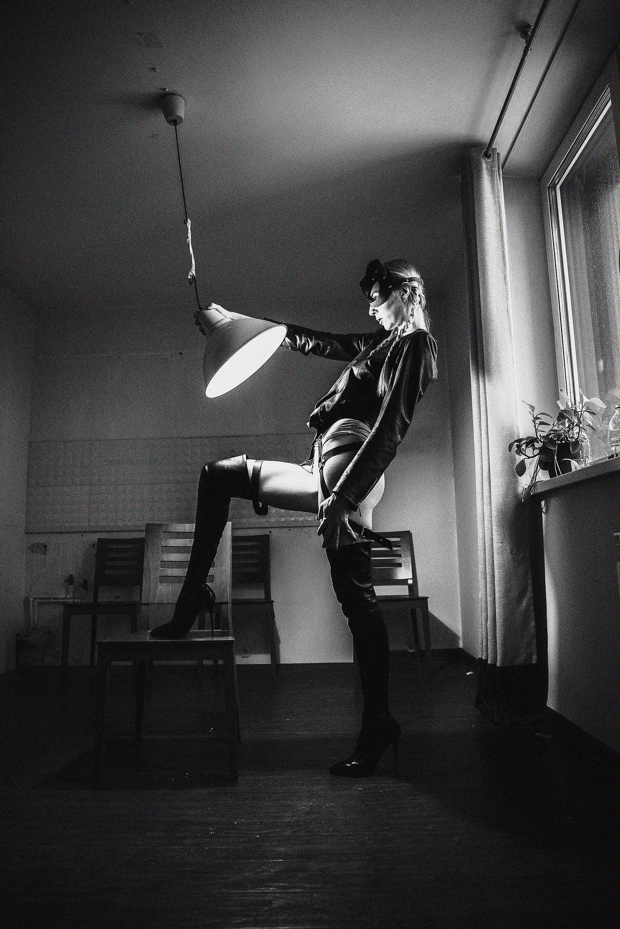 девушка под фанерем в чулках