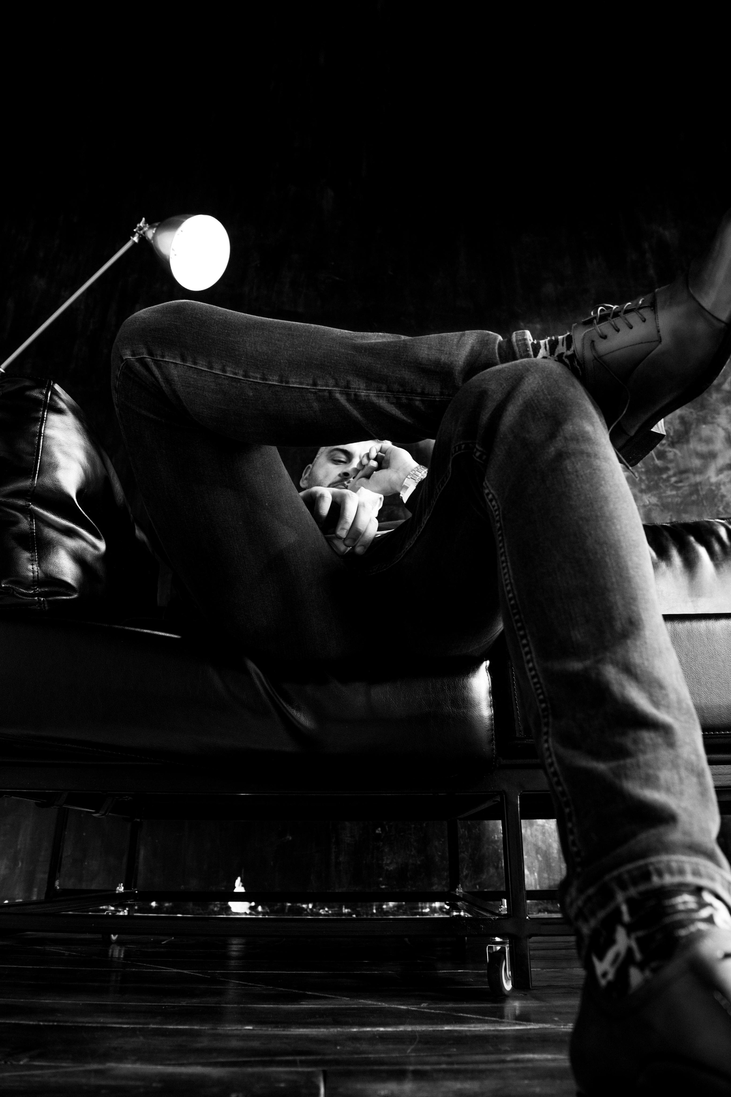 мужчина в студии на кресле