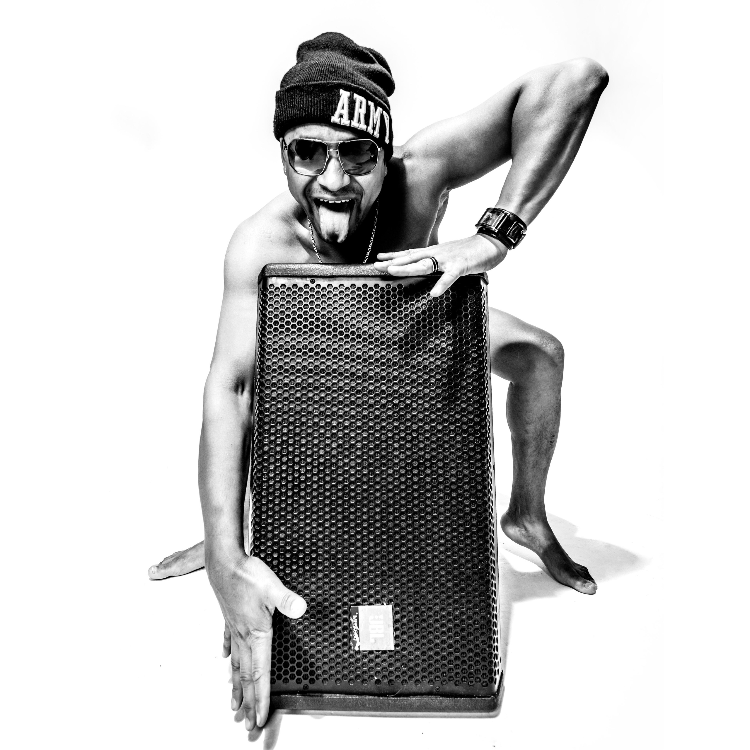 портрет DJ на белом фоне