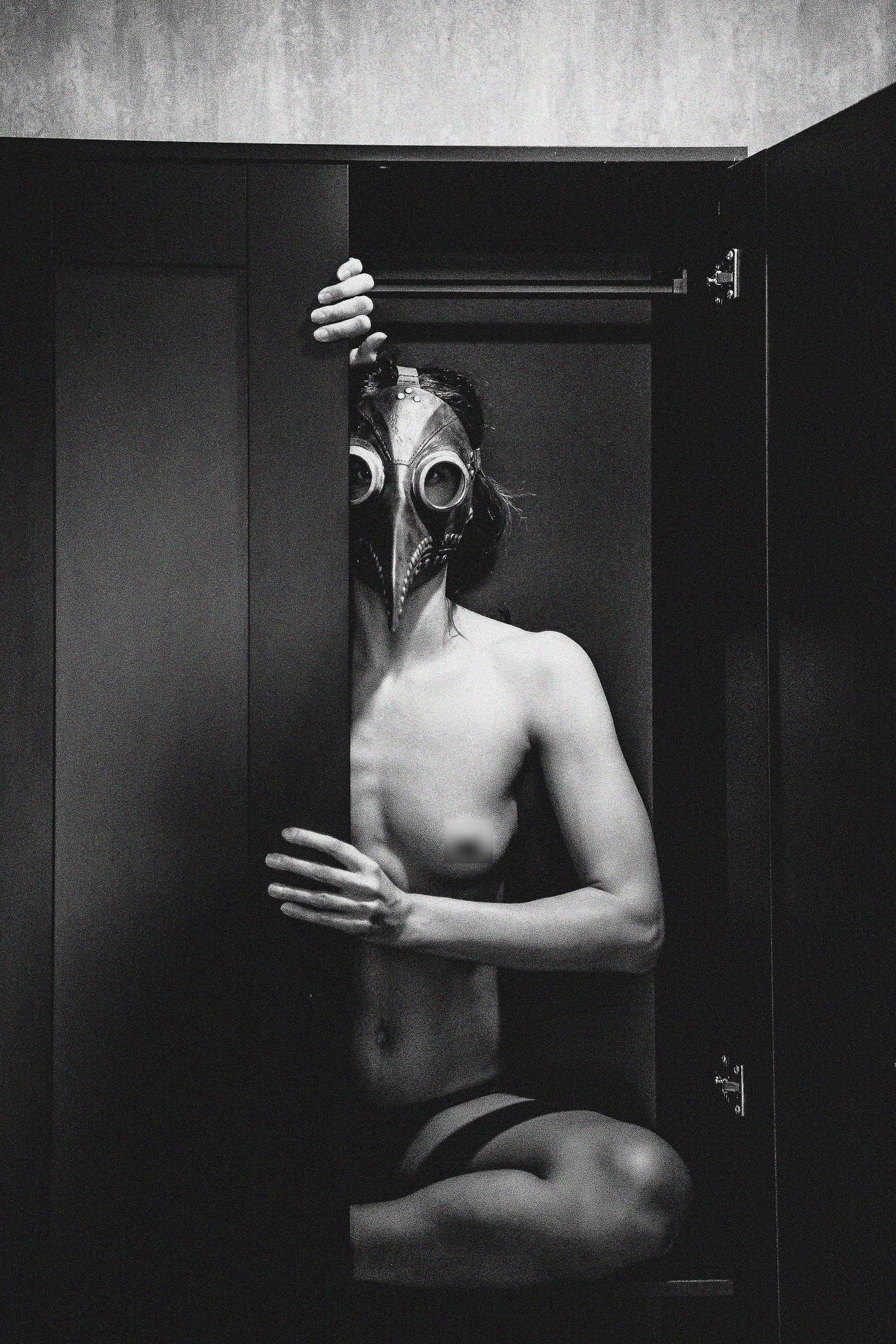 девушка в маске в шкафу