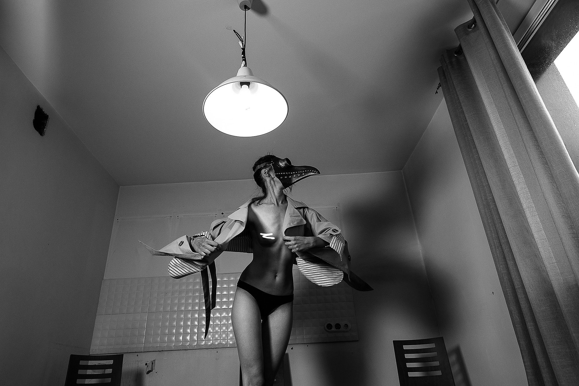 девушка в маске с клювом