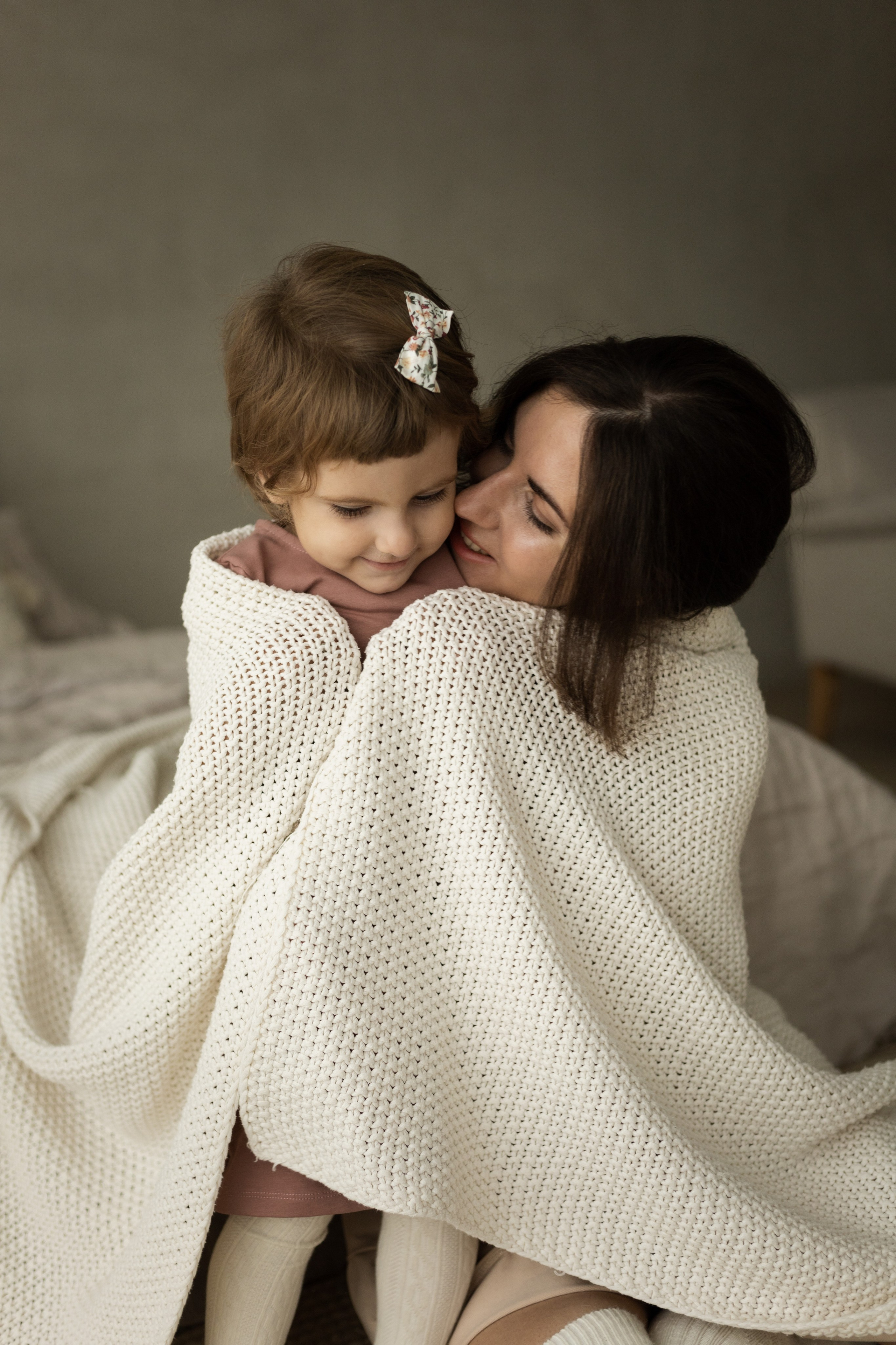 Аксинья и Нина готовят вместе печенье. Студийная фотосессия мамы и дочки в lifestyle стиле. Семейный и детский фотограф в Санкт-Петербурге Павлова Елена