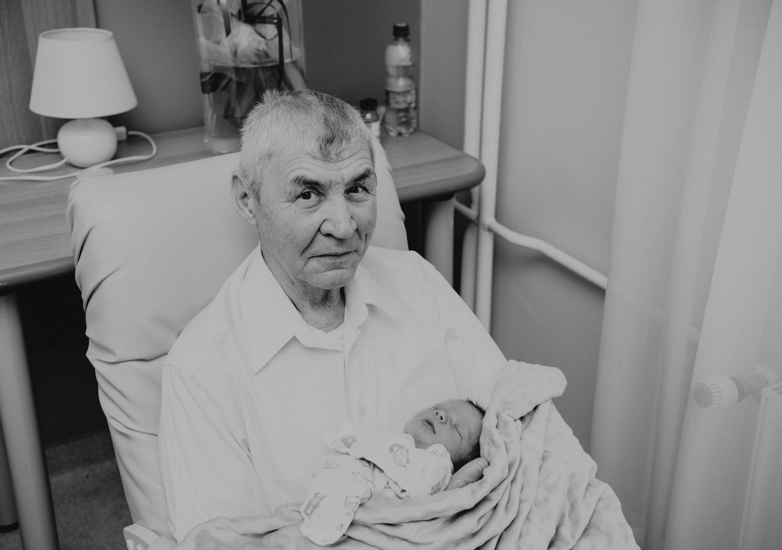 Выписка малыша. Мать и дитя на Севастопольском. Фотограф на выписку из роддома в Москве и МО