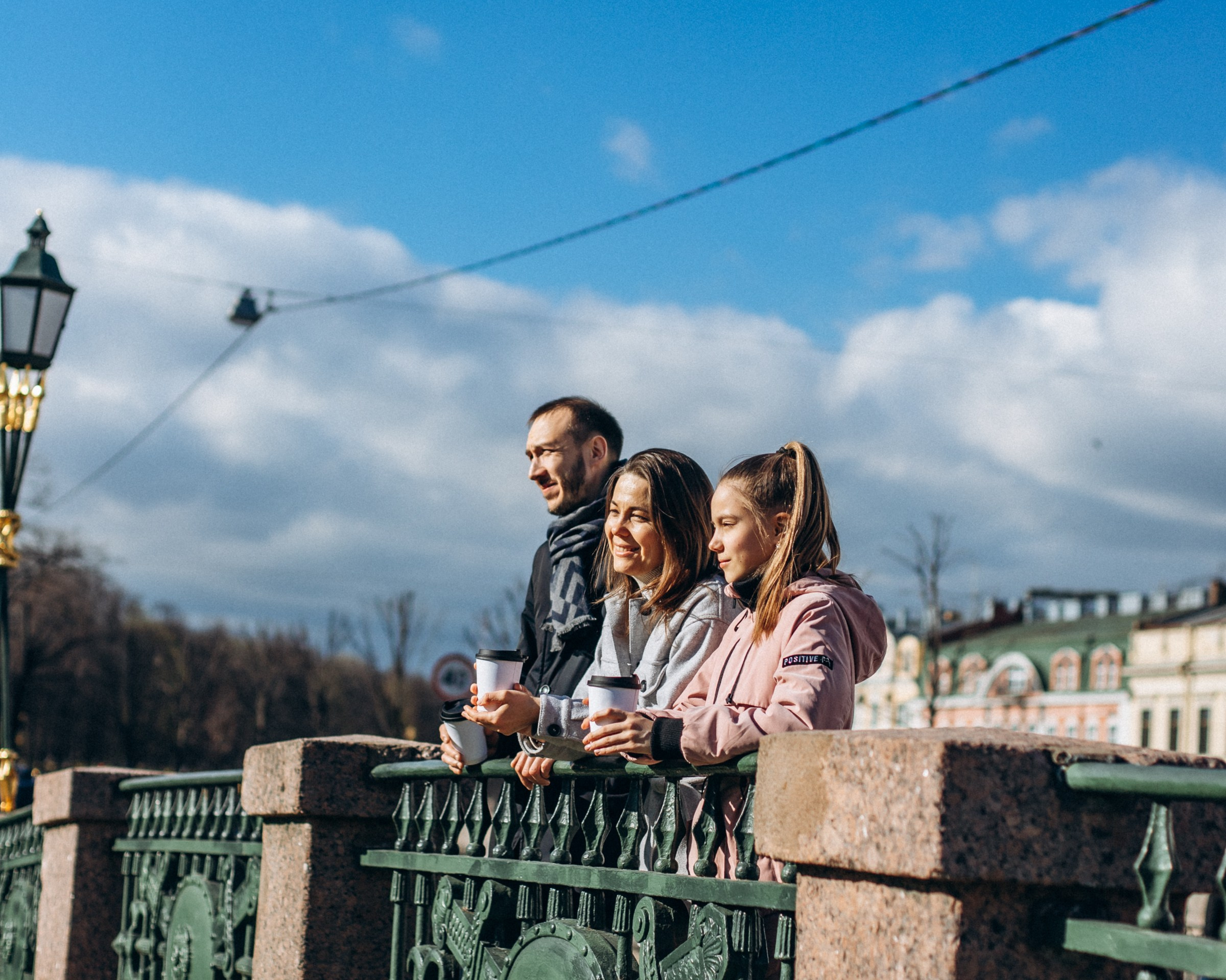 Аделина с семьей в мае. Фотопрогулка в Петербурге. Индивидуальный и семейный фотограф в Санкт-Петербурге