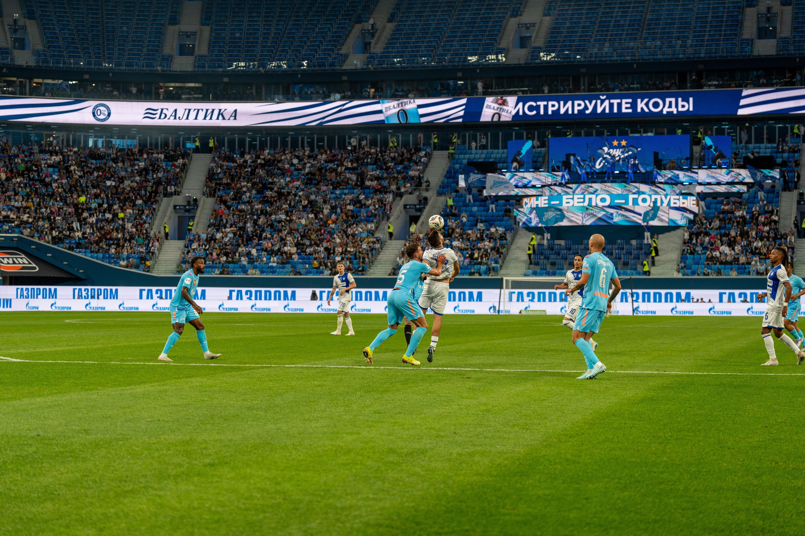 Динамичный кадр матча Зенит–Динамо на Газпром-Арене