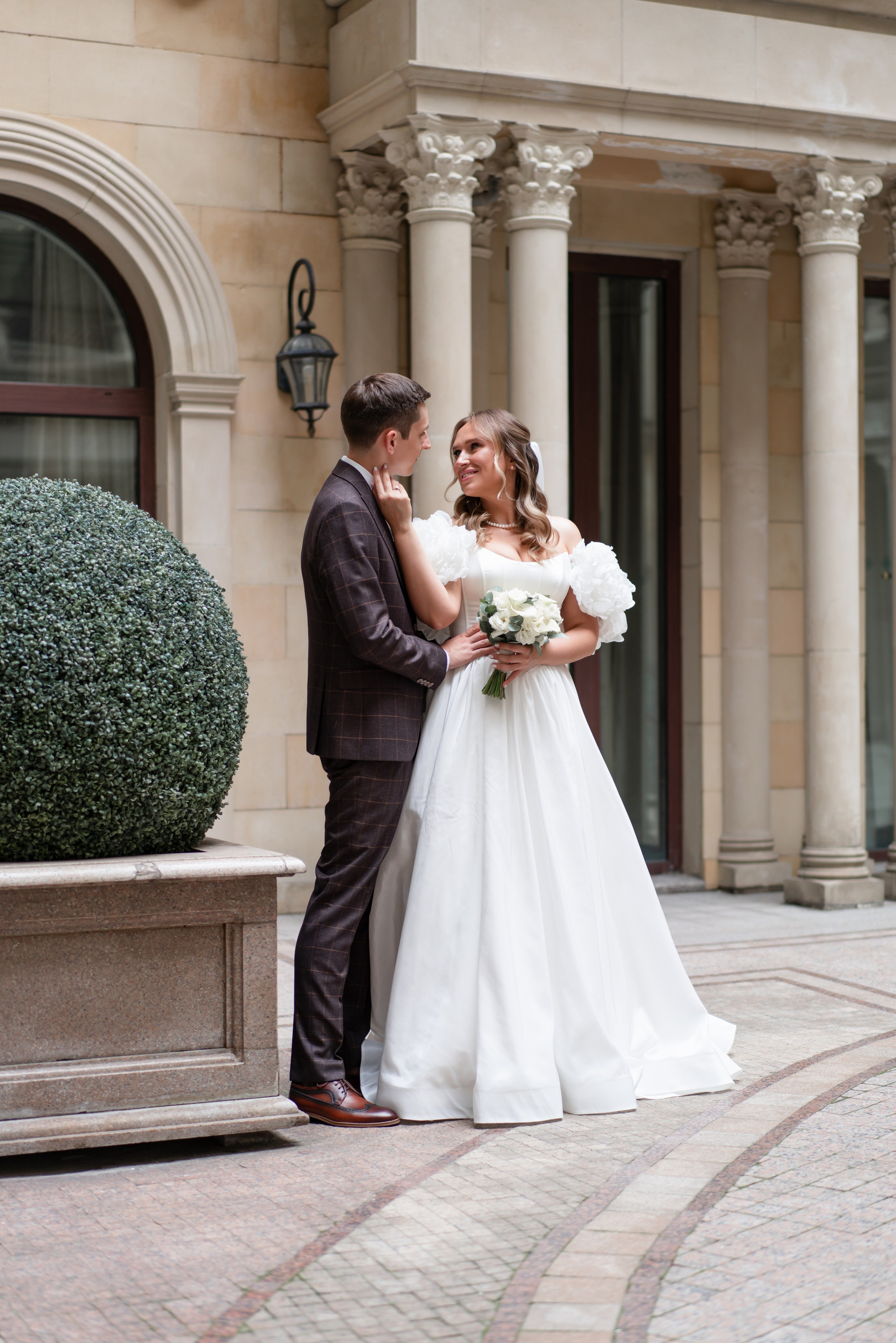 Свадебная фотосессия в отеле The St. Regis Moscow Nikolskaya. Свадебный фотограф Вера Климова