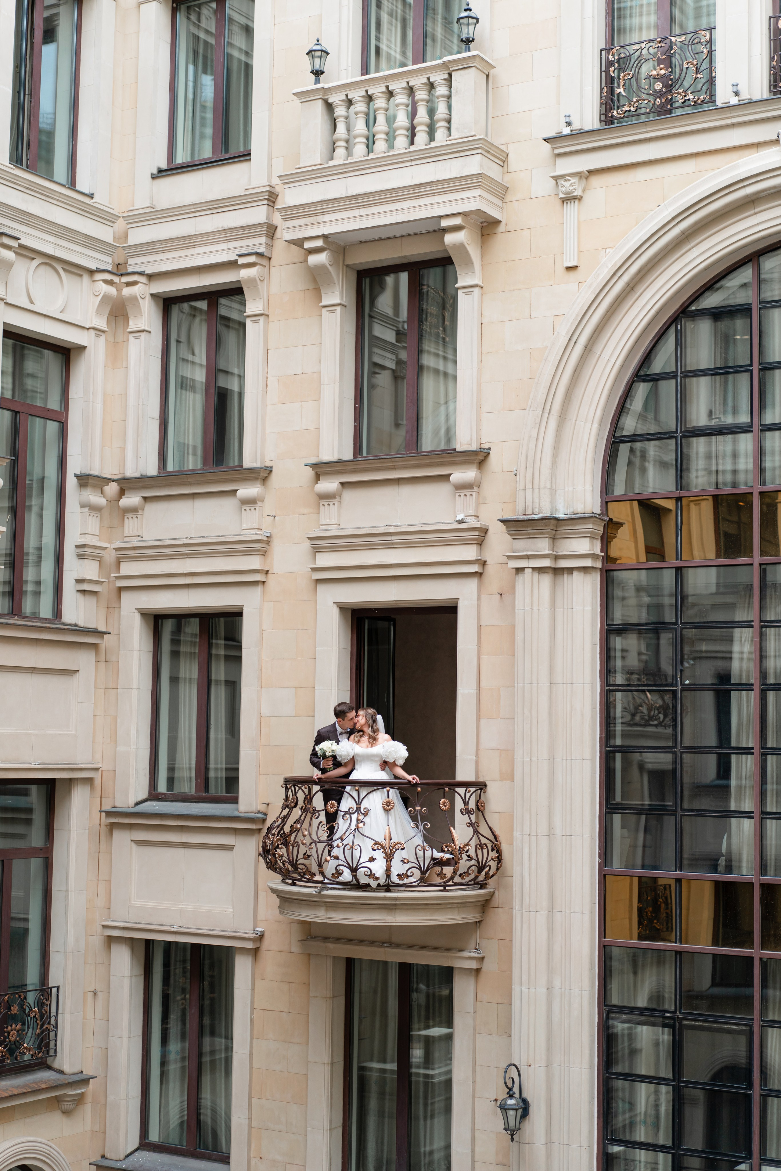 Свадебная фотосессия в отеле The St. Regis Moscow Nikolskaya. Свадебный фотограф Вера Климова