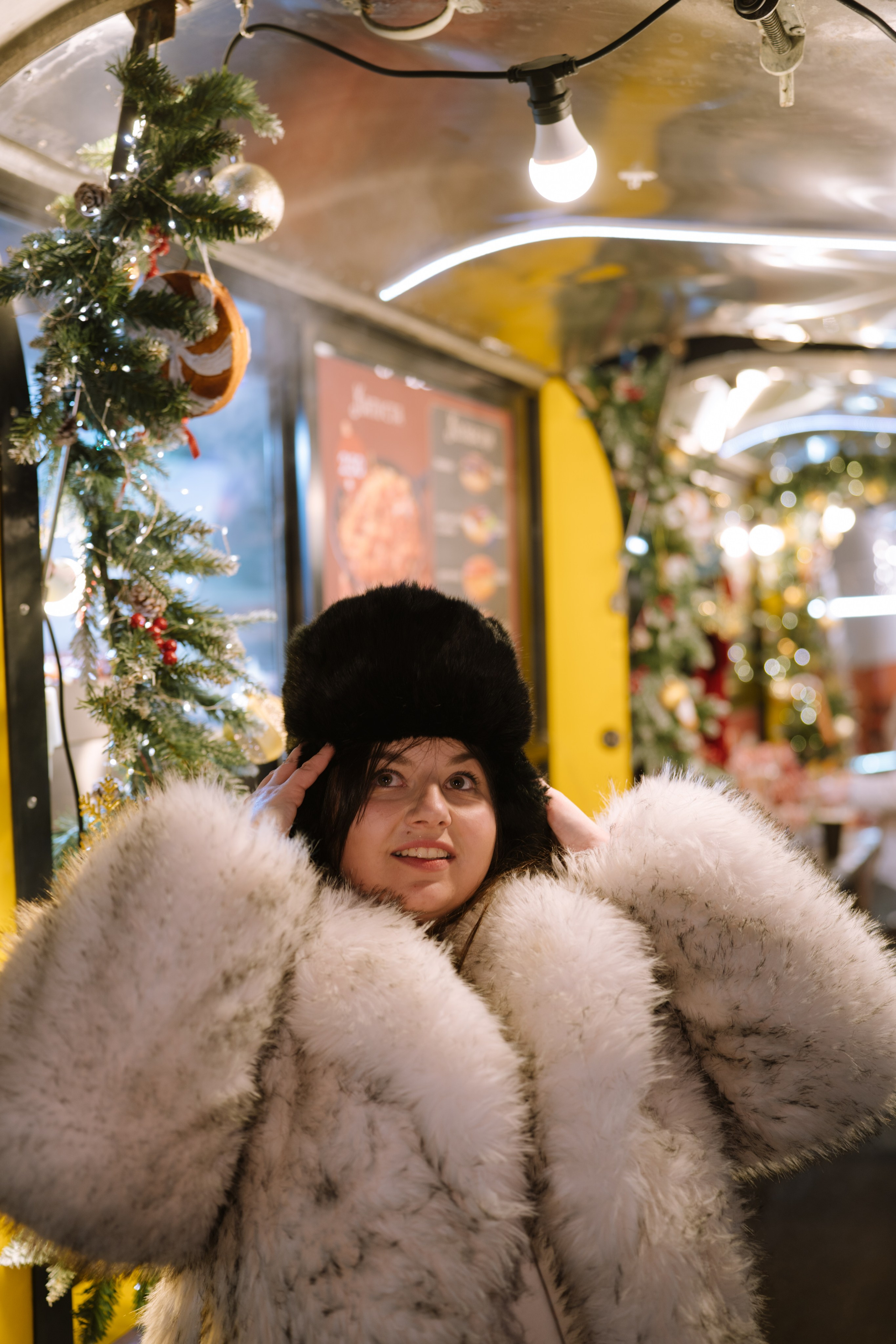 ПРОГУЛКА НА МАНЕЖНОЙ ПЛОЩАДИ ДЛЯ ДЕВУШКИ ПЕРЕД НОВЫМ ГОДОМ (НОВОГОДНЯЯ ФОТОСЕССИИЯ НА МАНЕЖНОЙ ПЛОЩАДИ). Профессиональный фотограф, Санкт-Петербург — Виктория Богомолова