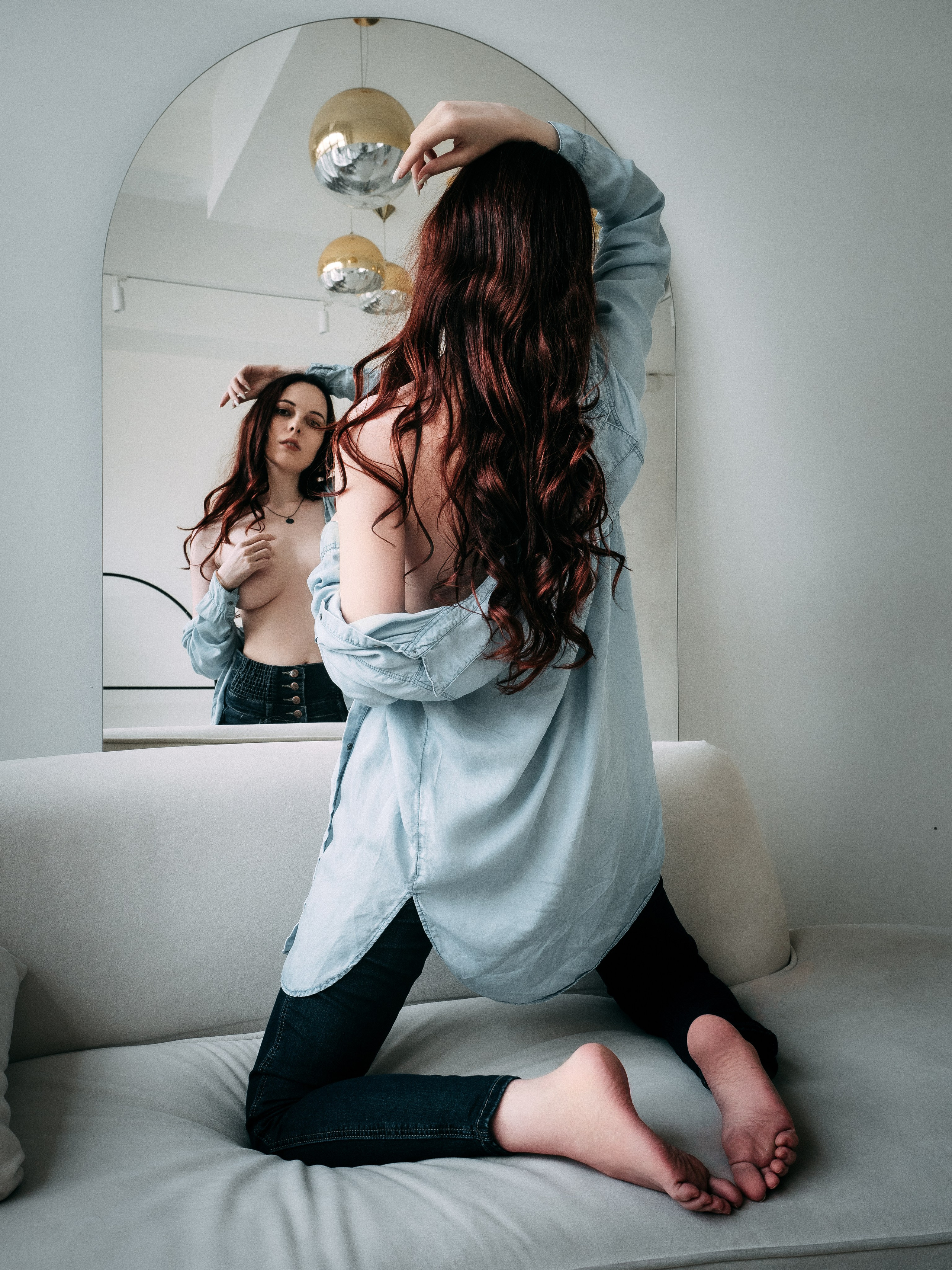 Марина у зеркалка. Фотограф