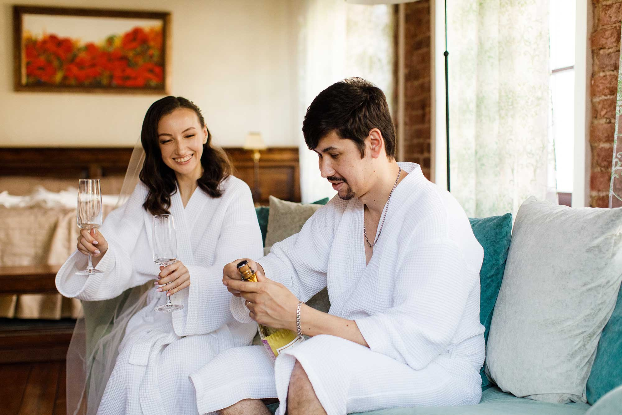 Жених открывает бутылку шампанского