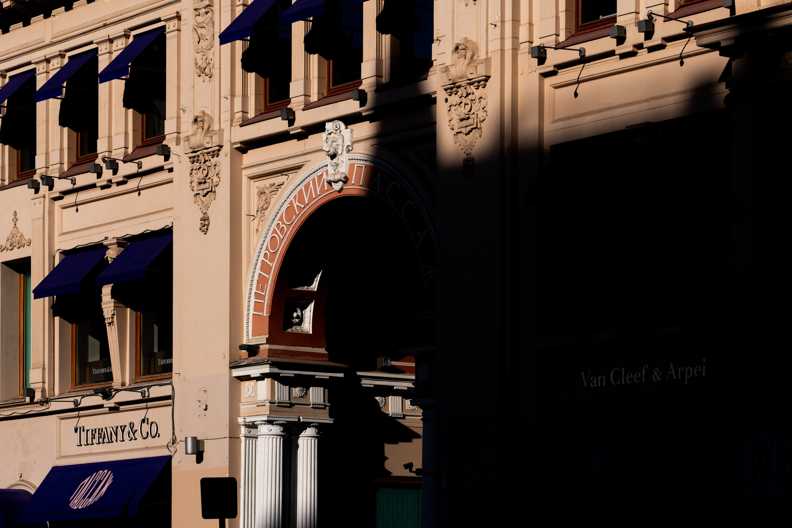 Свет и тень в городе. Фотограф в Москве. Шахабудин