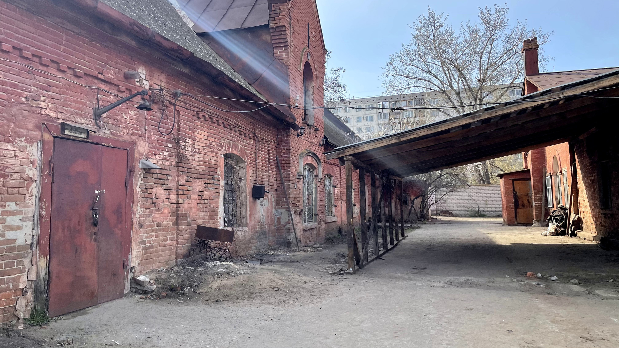 20 102 Здание из красного кирпича. ВИЗУАЛЬНЫЕ И ЗВУКОВЫЕ РЕШЕНИЯ ДЛЯ БИЗНЕСА И СЪЁМОК ТЕЛЕТЕЛА