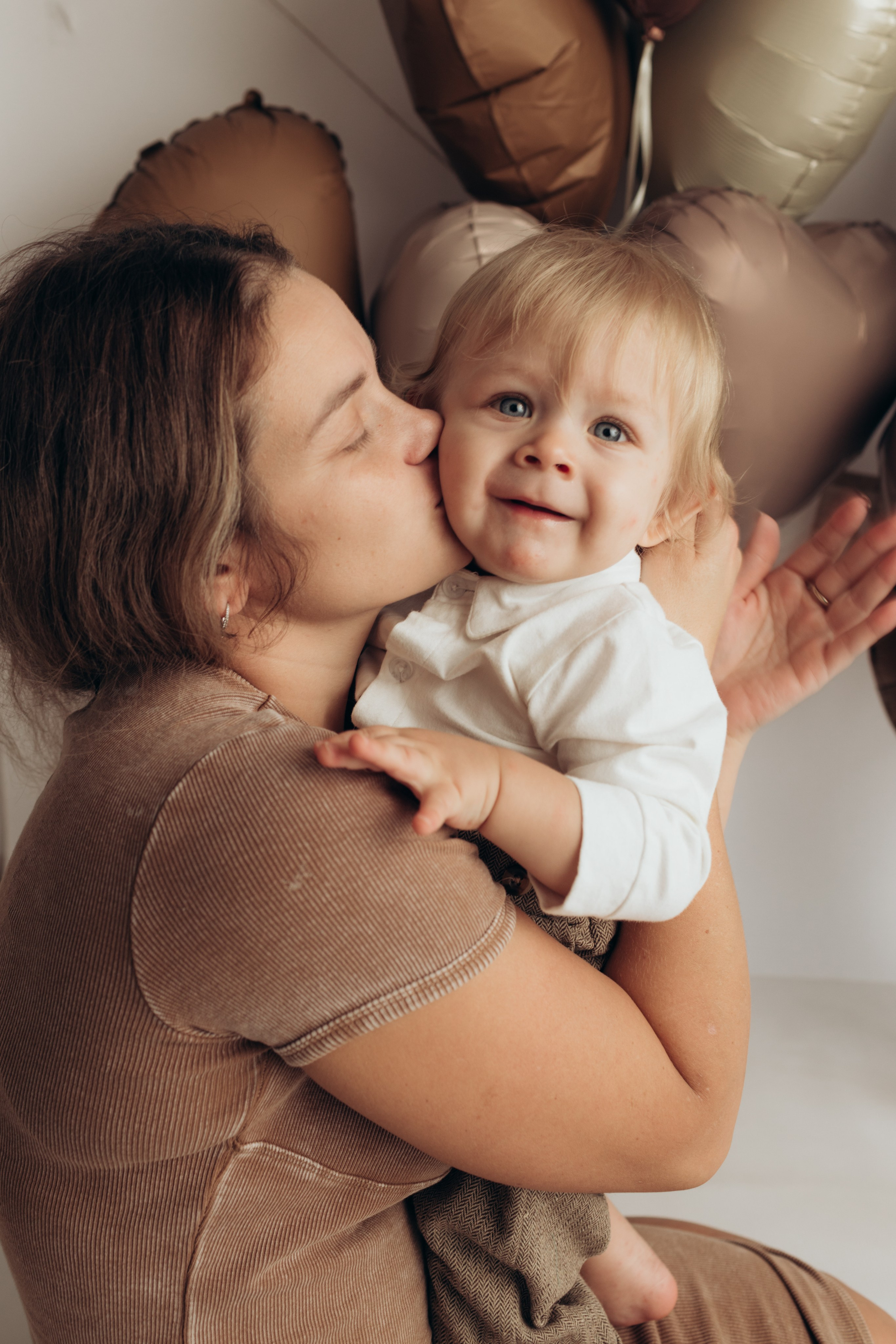 Фотосессия Первый Годик в Твери. Фотостудия для новорожденных и малышей в Твери — На ручки