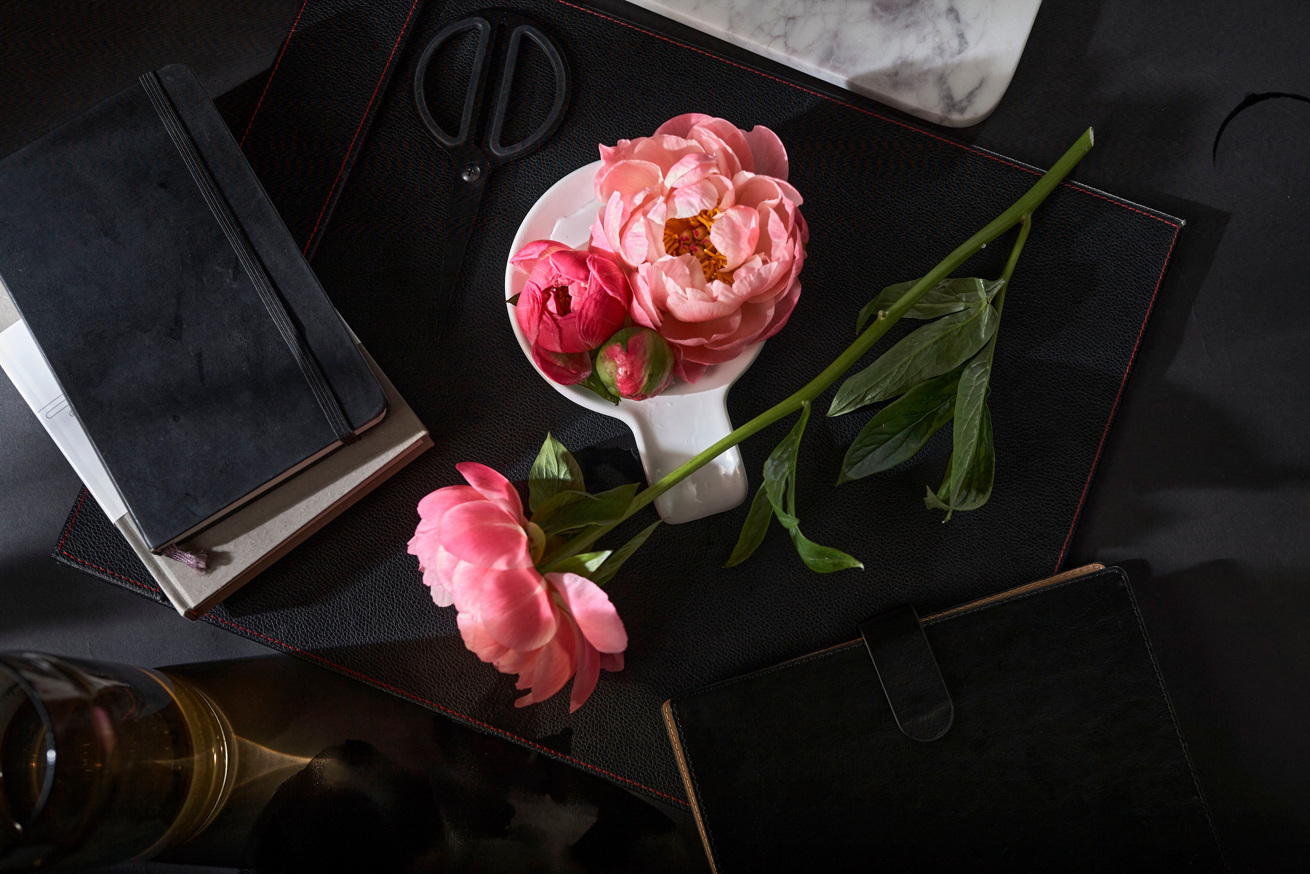 Упражнение с черепом и пионами. Коммерческий и художественный фотограф в Москве Плоскирев Валерий