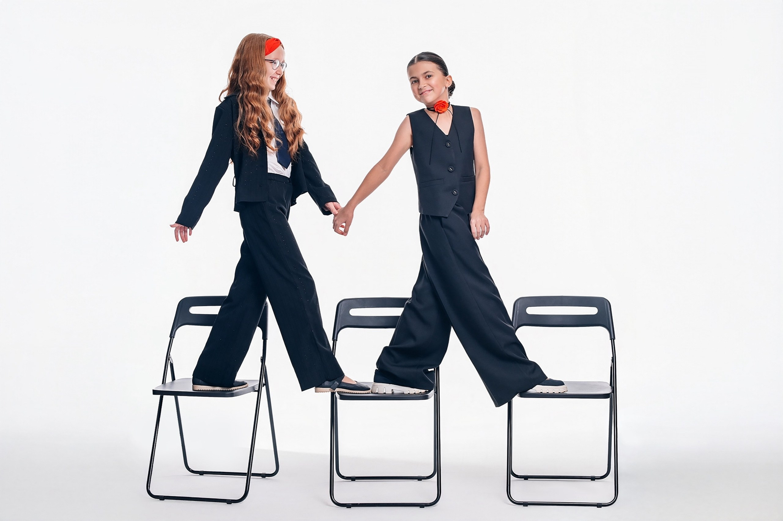 Фотосессия в начальной школе. Выпускной альбом в 4 классе. Начальная школа, выпускной альбом 4 класса. Начальная школа в Москве. Фотосессия с красным акцентом