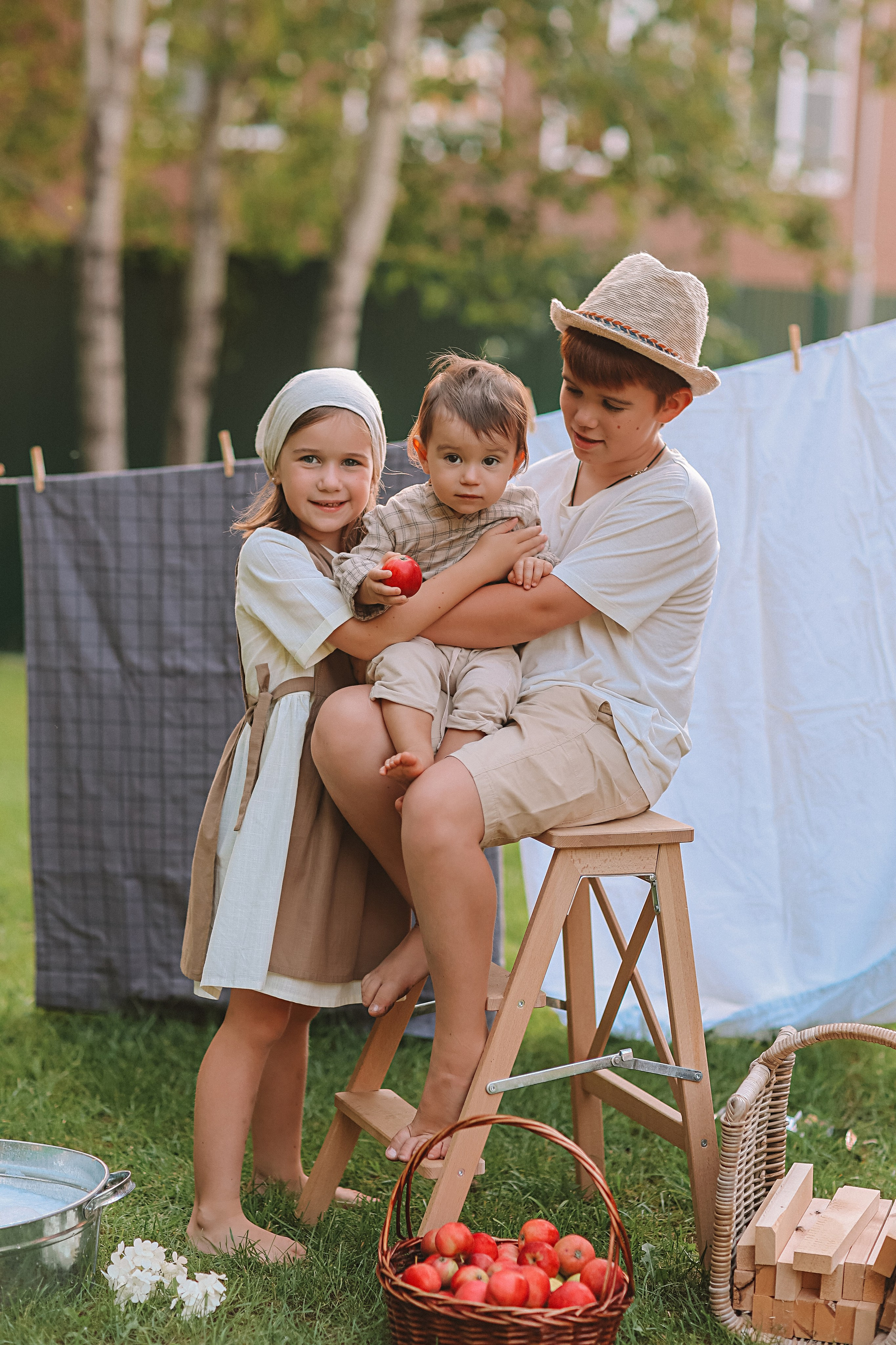 Стирка у дома. Семейный фотограф Тюмень, фотограф на роды Салмина Мария