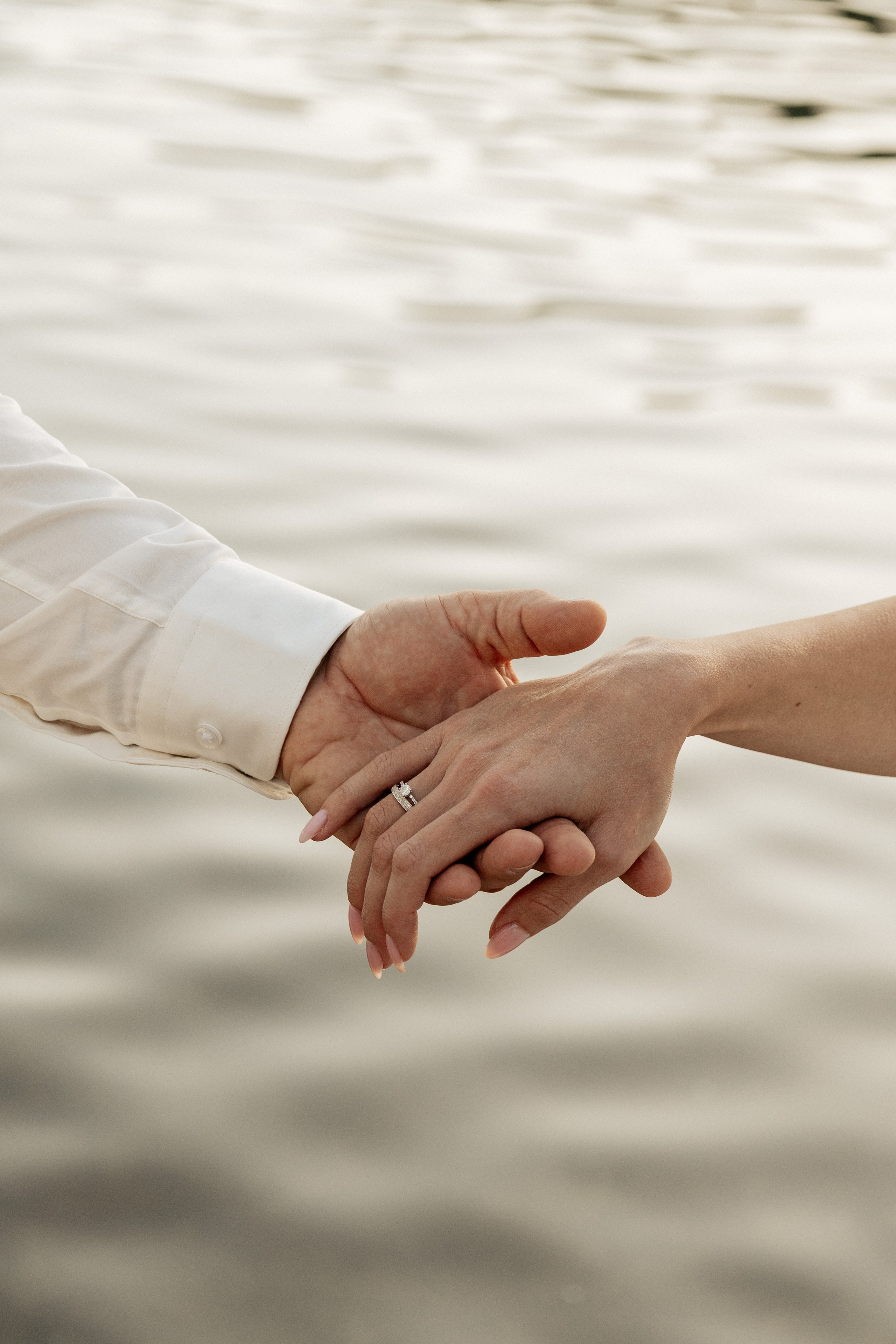 Нежные прикосновения рук жениха и невесты в Абрау-Дюрсо