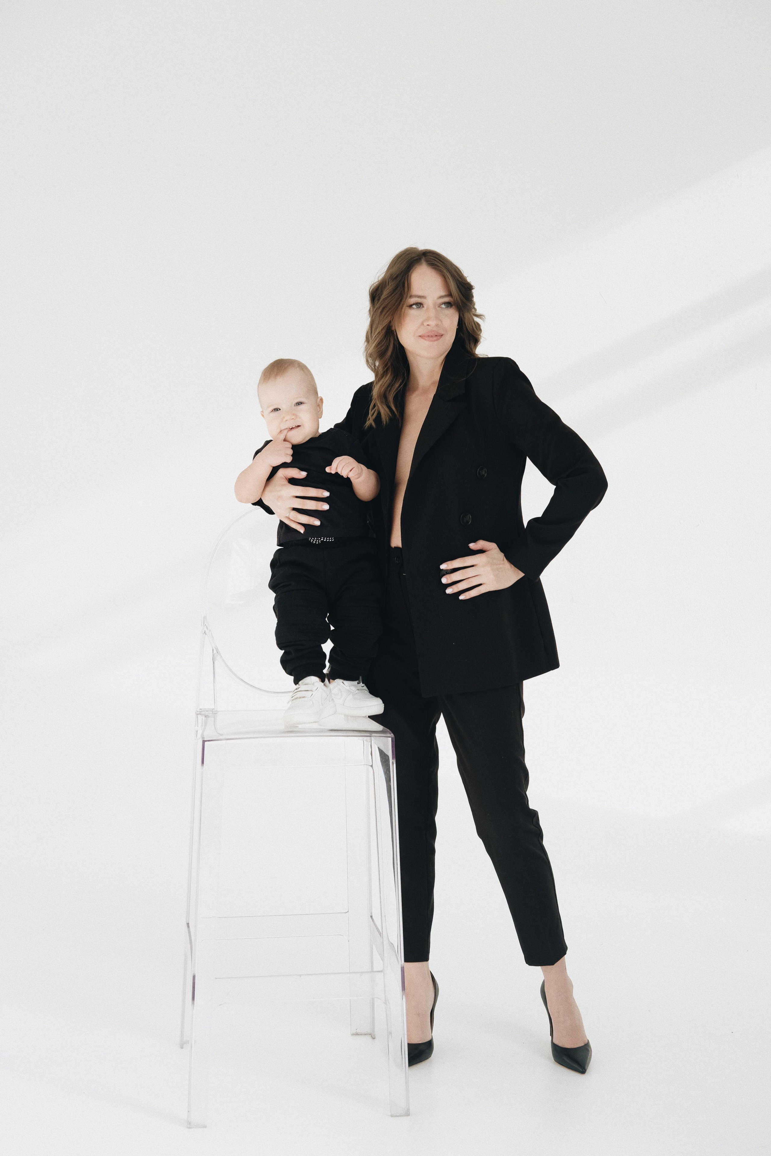 В ЧЕРНОМ. КРИСТИНА ГУСЬКОВА