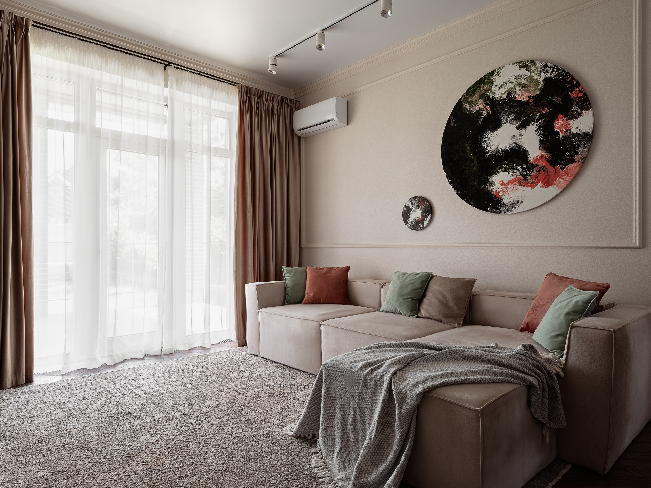 Гостиная с мягким модульным диваном, декоративными подушками и панорамным окном с текстильными шторами. Интерьер оформлен дизайнером Алиной Чередниченко, фотограф Сергей Денисенко.