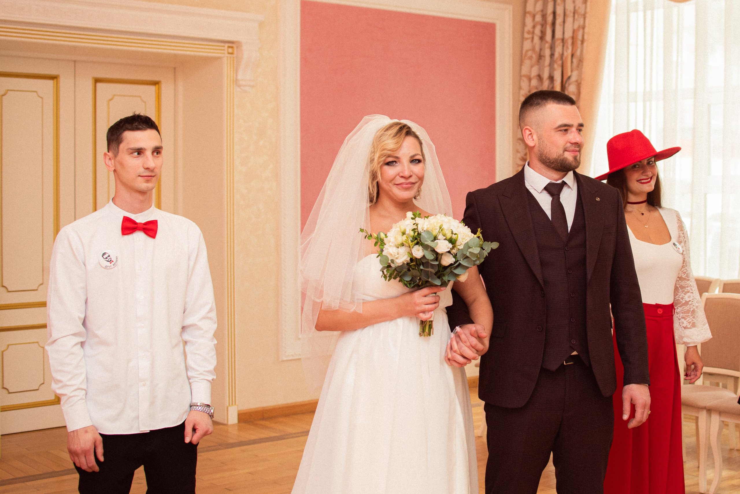 Пара и друзья (свидетели) в зале ЗАГСа города Старая Купавна