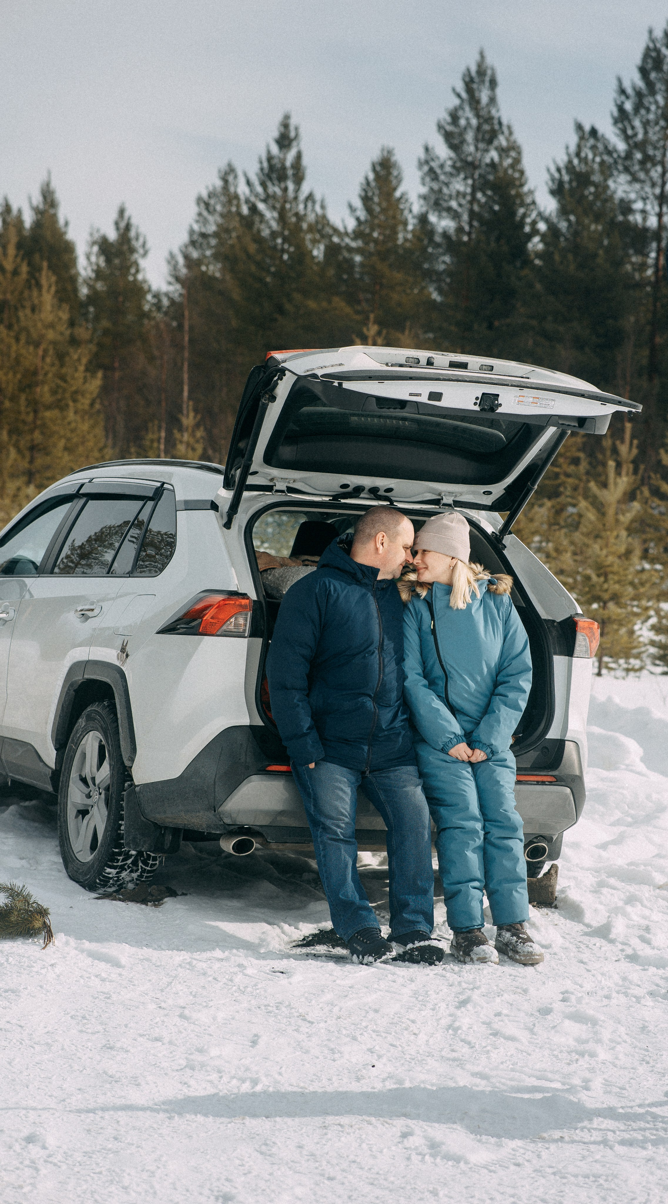 Зимняя фотосессия Анастасия и Евгений и их пёс по кличкеГранд. Артём Печерин фотограф в Оленегорске