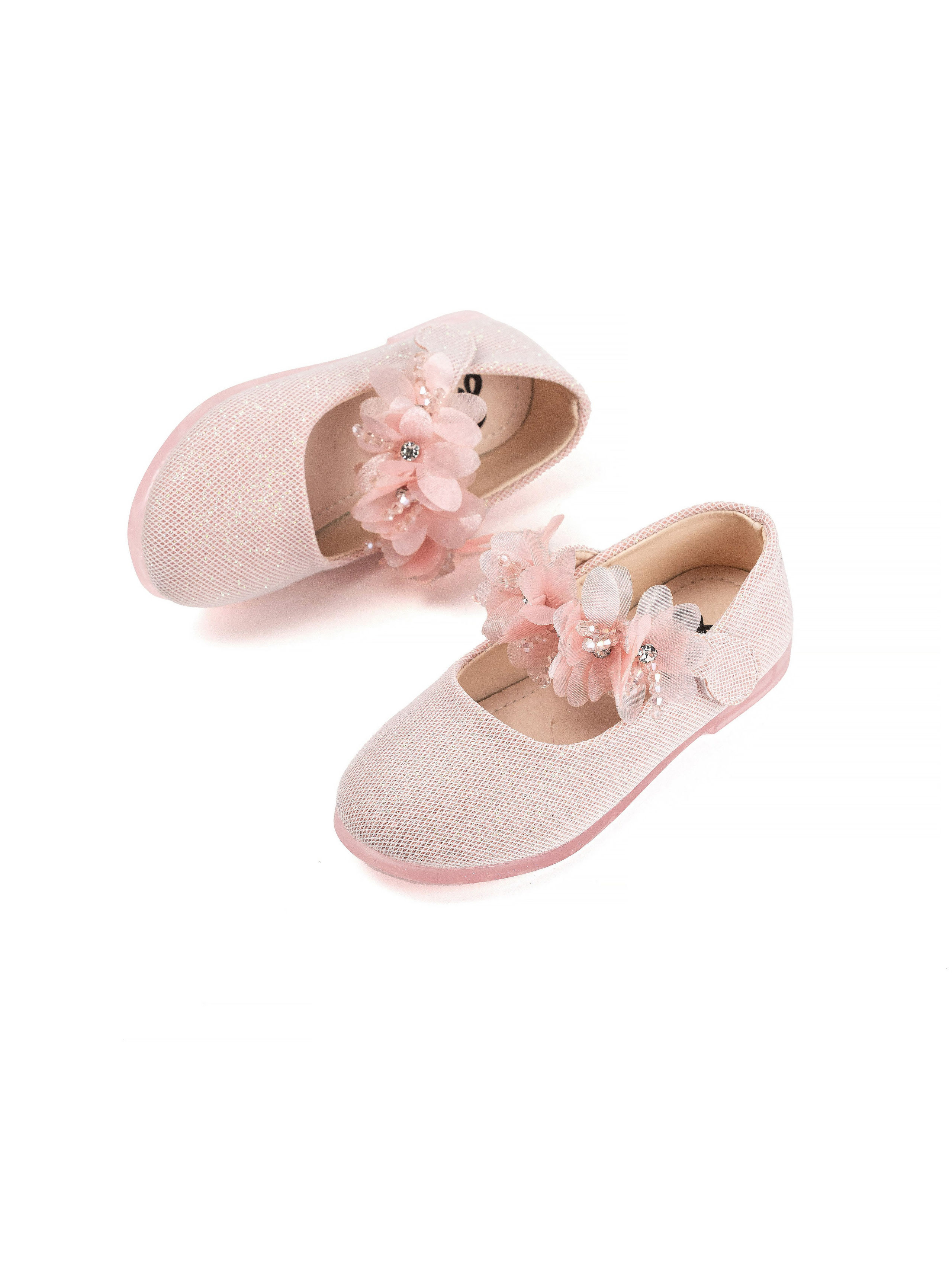 Детские туфельки, фотосъемка на однотонном фоне, съемка для маркетплейсов. Олейник Денис — предметный фотограф, фотограф для маркетплейсов в Казани