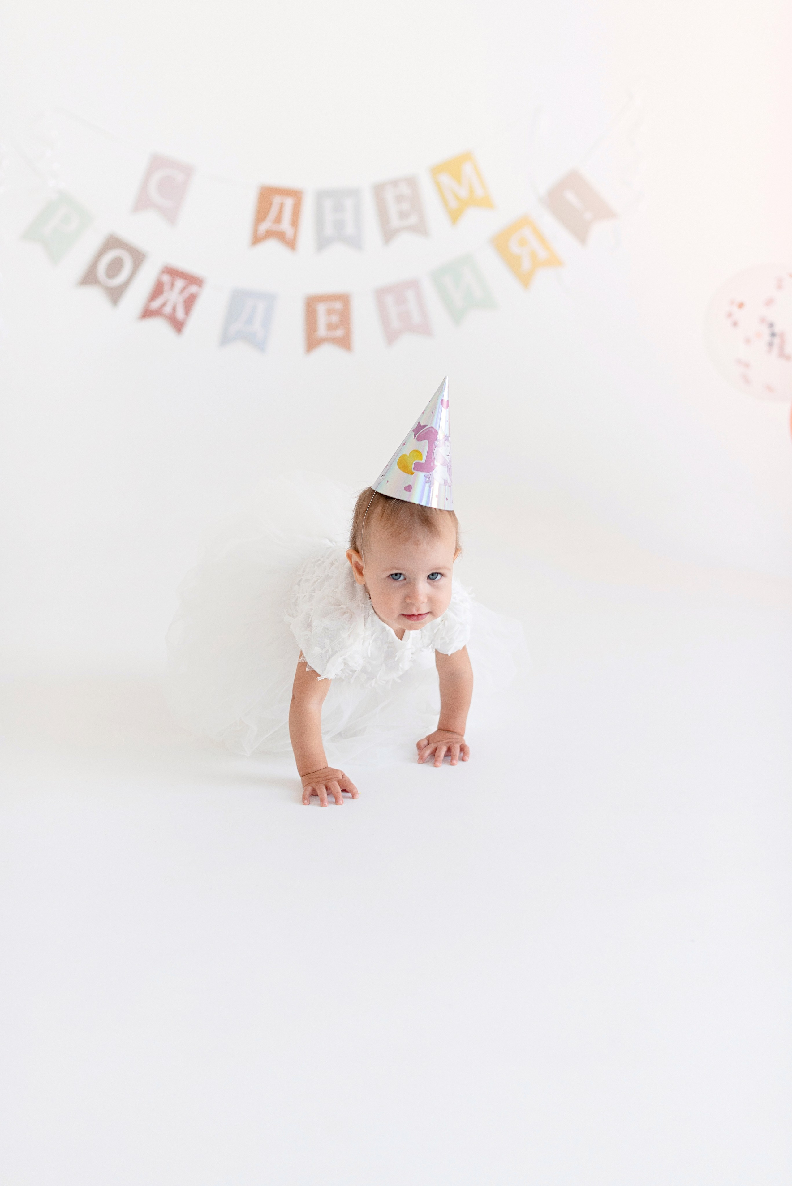 Фотосессия дня рождения малыша в студии, торт, воздушные шары, мыльные пузыри, профессиональный фотограф в Сургуте и Нефтеюганске.