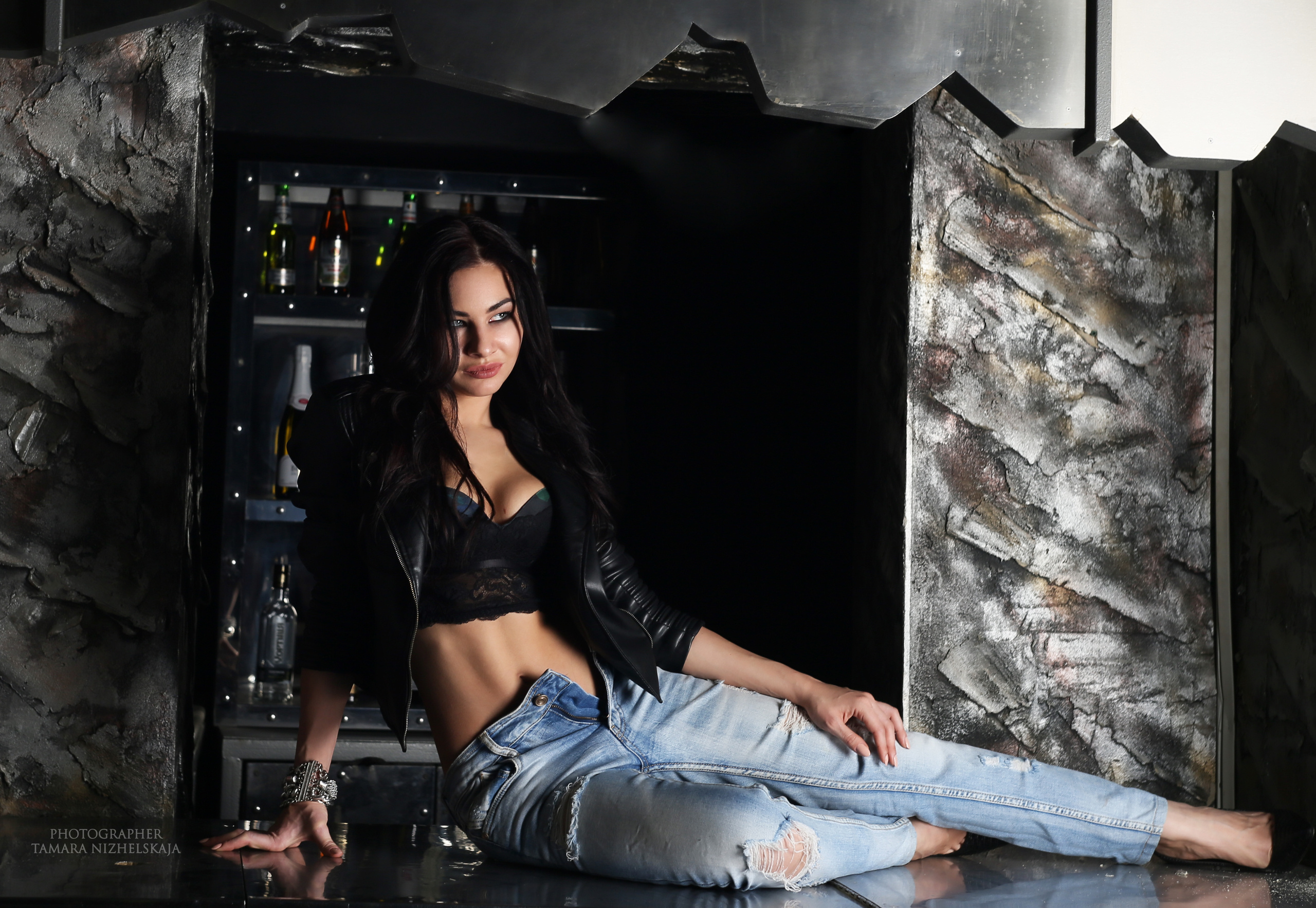 девушка  на  барной стойке