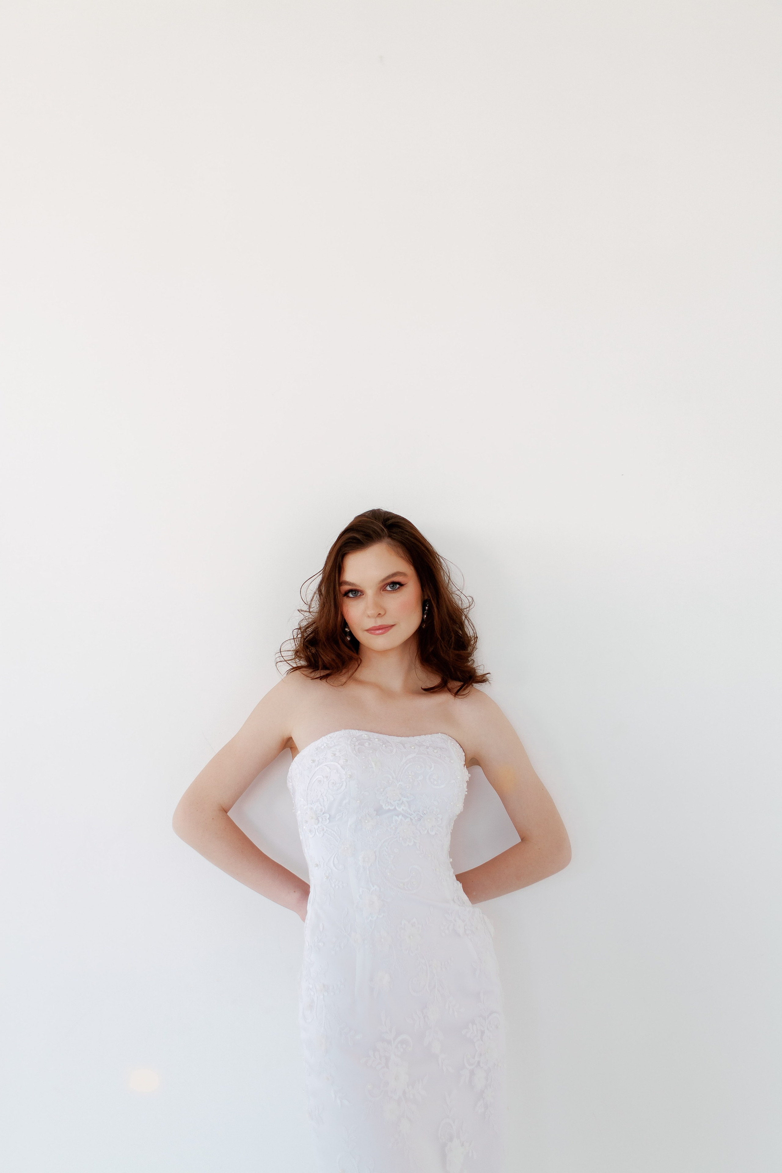 Фотосъёмка свадебных платьев в студии для контента. Портреты студия Москва. Модельные тесты. Lovestory студия в Москве. Женсий фотограф