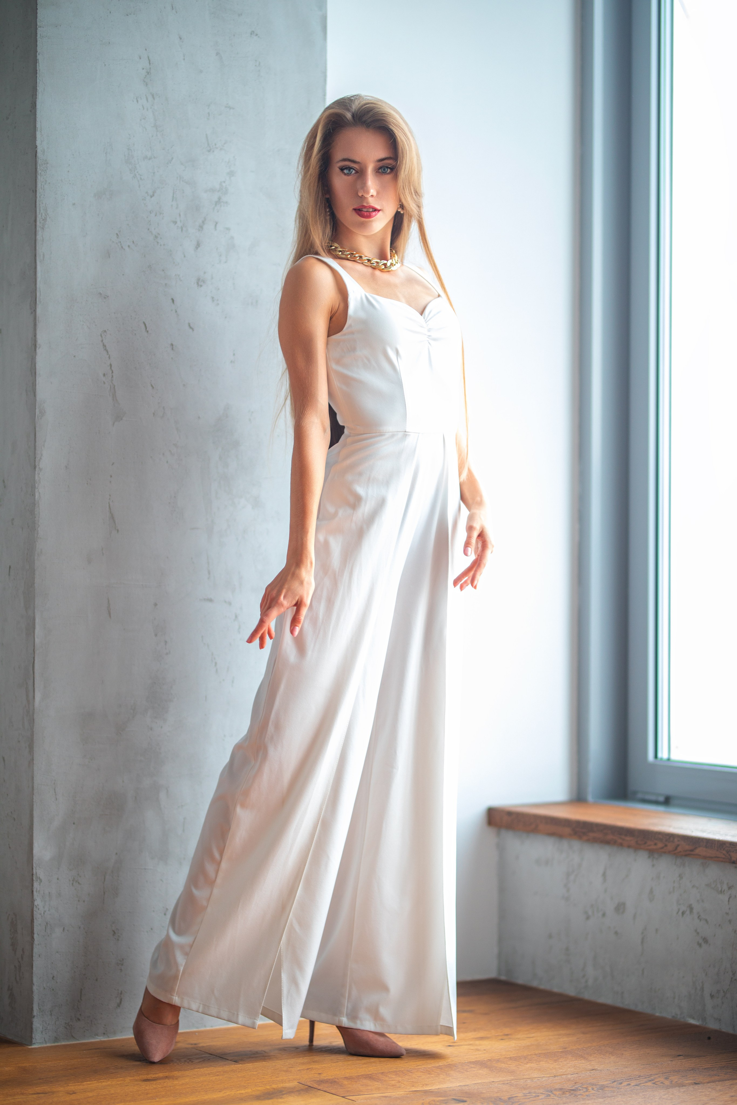 Студийная съемка с Викторией с минимальным интерьером в формате для «себя»