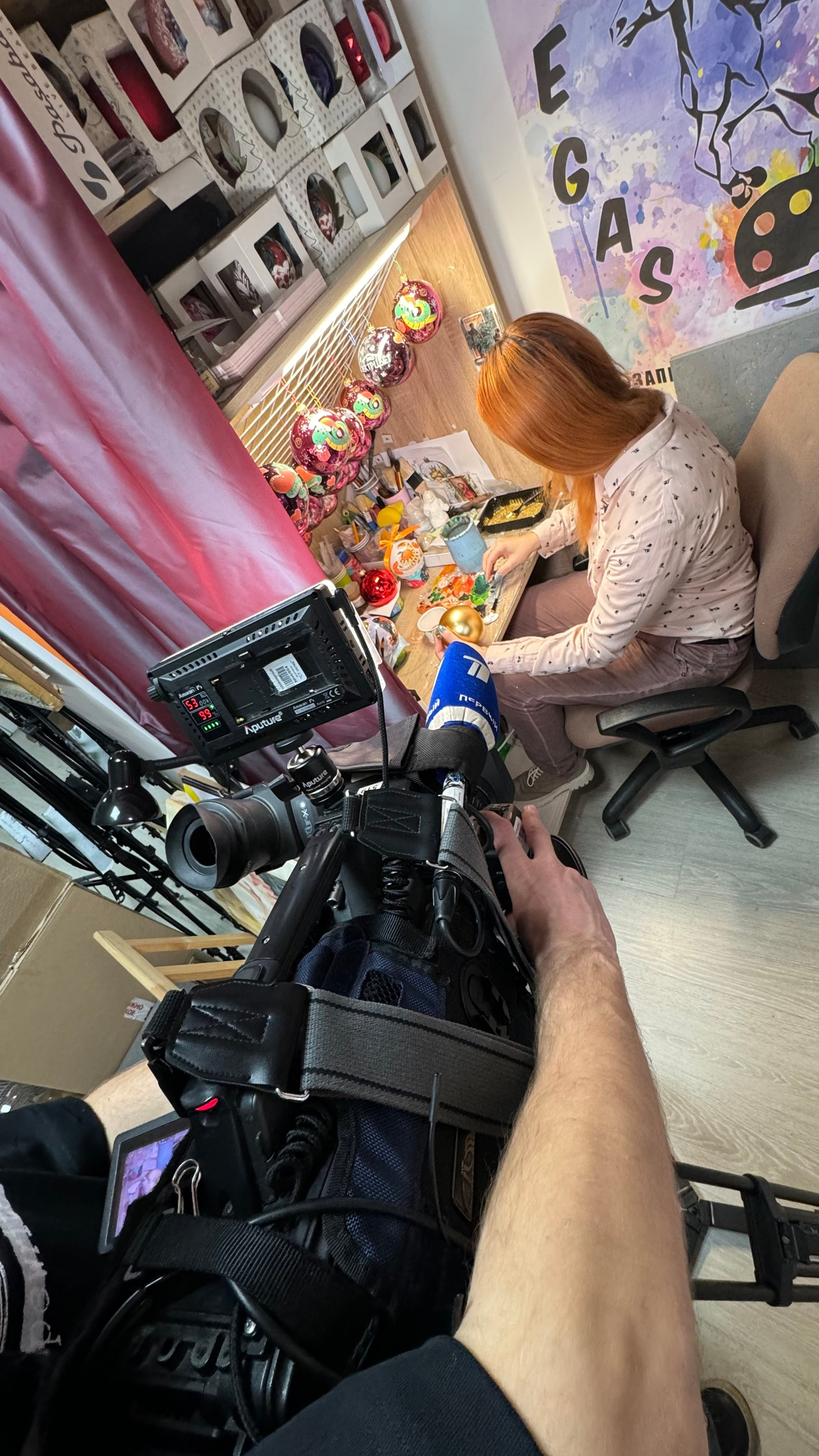 ArtSHARm- наше портфолио по ёлочным шарам с ручной росписью. Художественная ручная роспись елочных шаров, корпоративные подарки и восковые аромасвечи