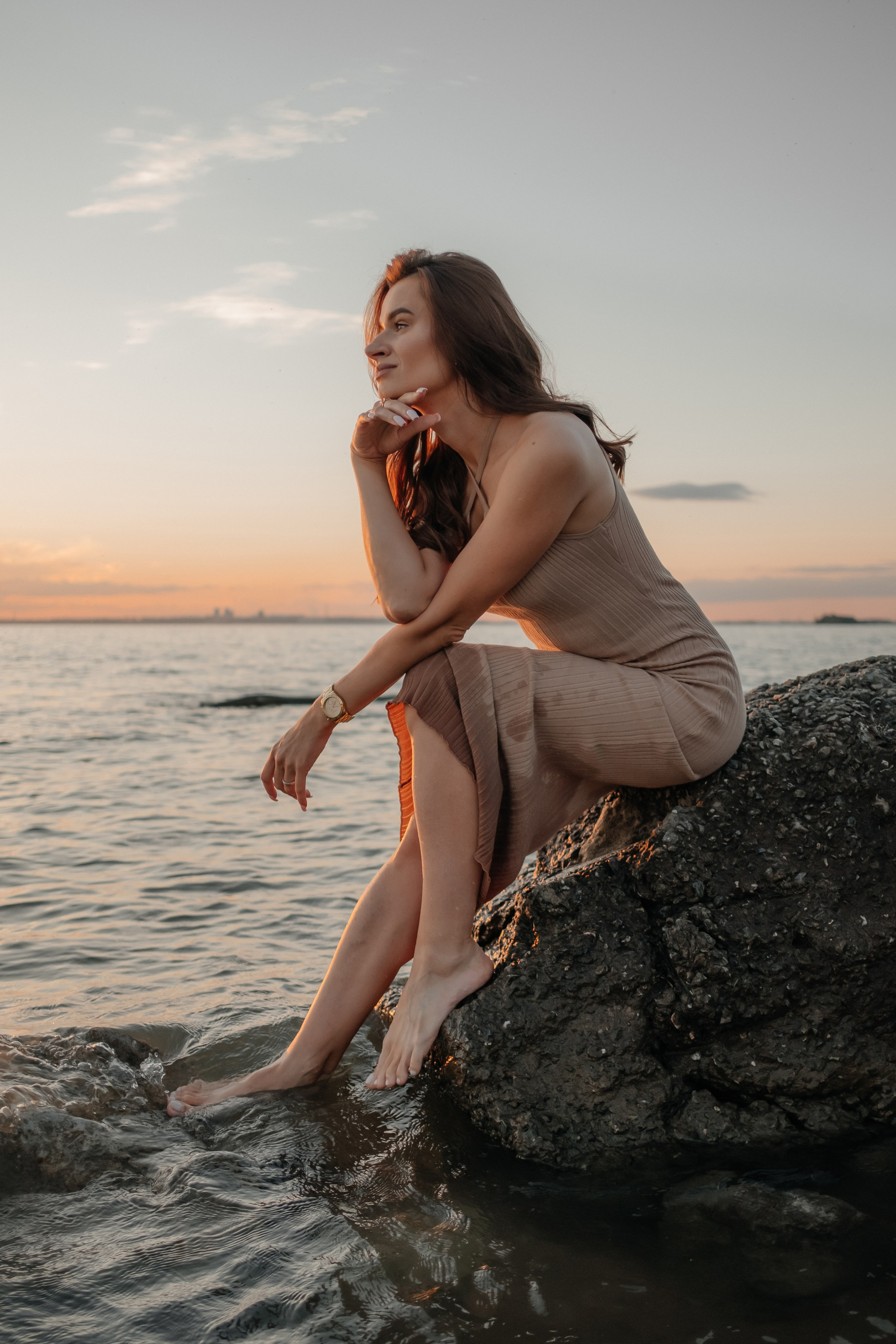 Катя с дочками на берегу. Фотограф в Новосибирске Диана Ильиных