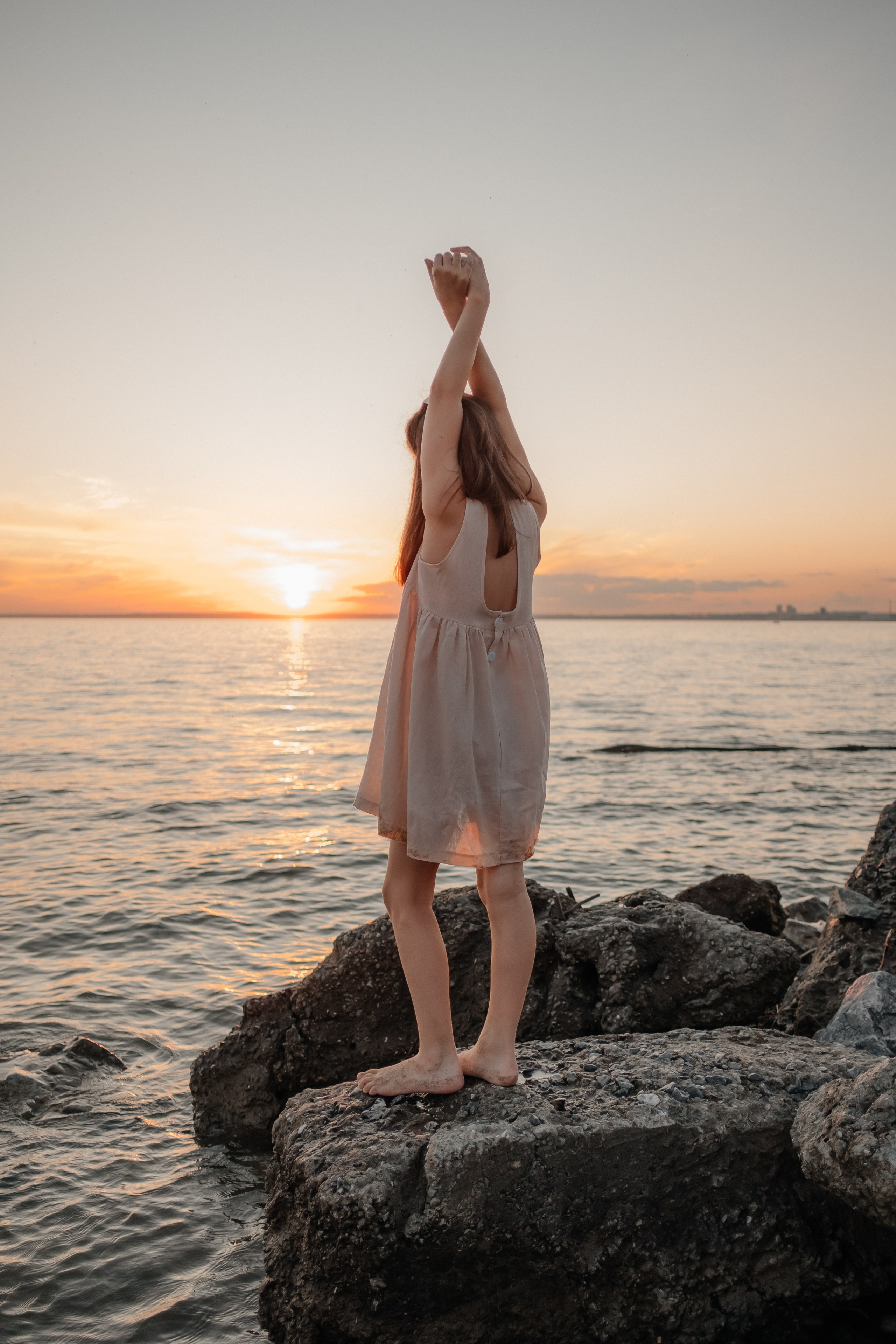 Катя с дочками на берегу. Фотограф в Новосибирске Диана Ильиных