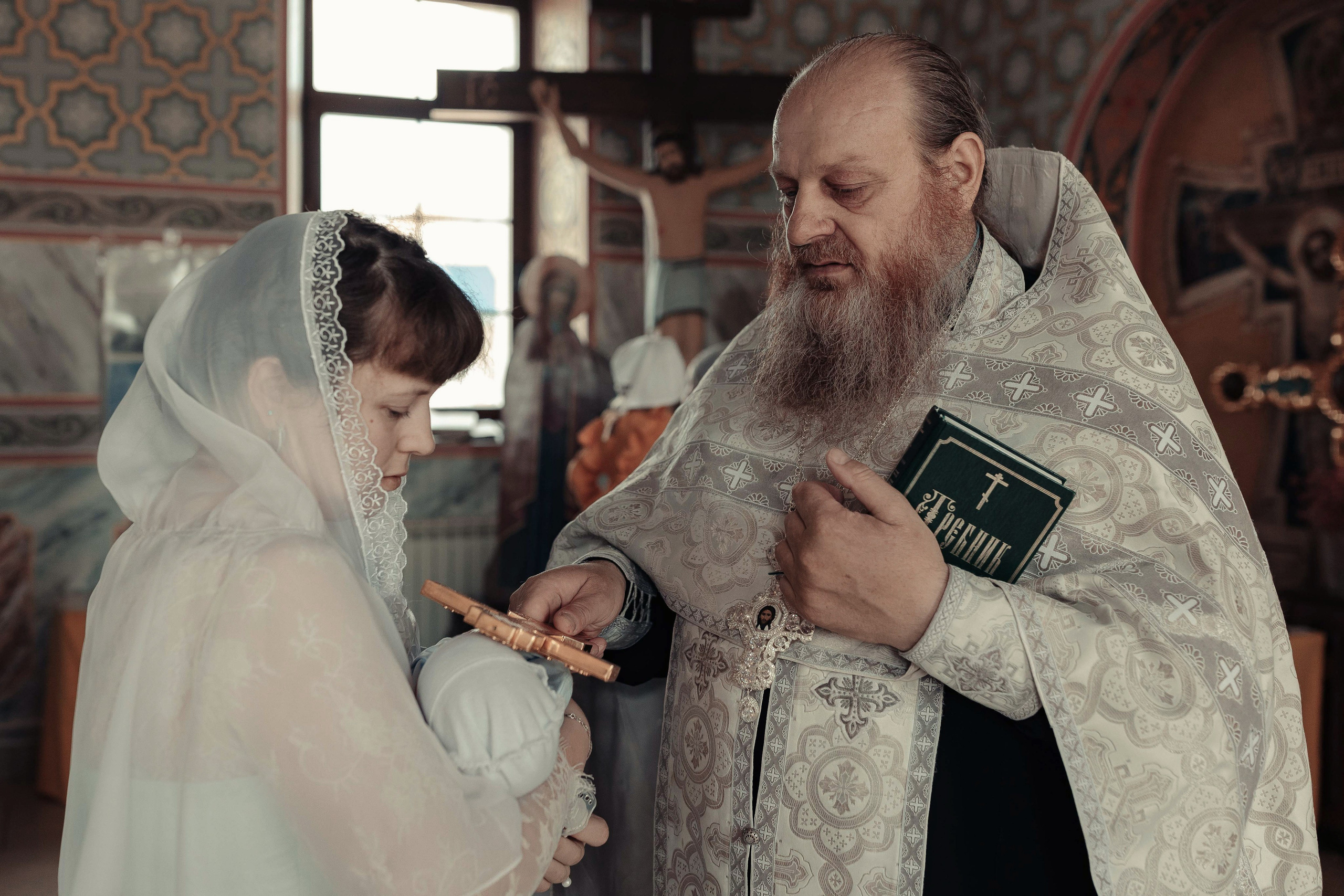 Фото съемка таинства крещения в храме Нижнего Новгорода. Алексей Шаров — свадебный и репортажный фотограф в Нижнем Новгороде