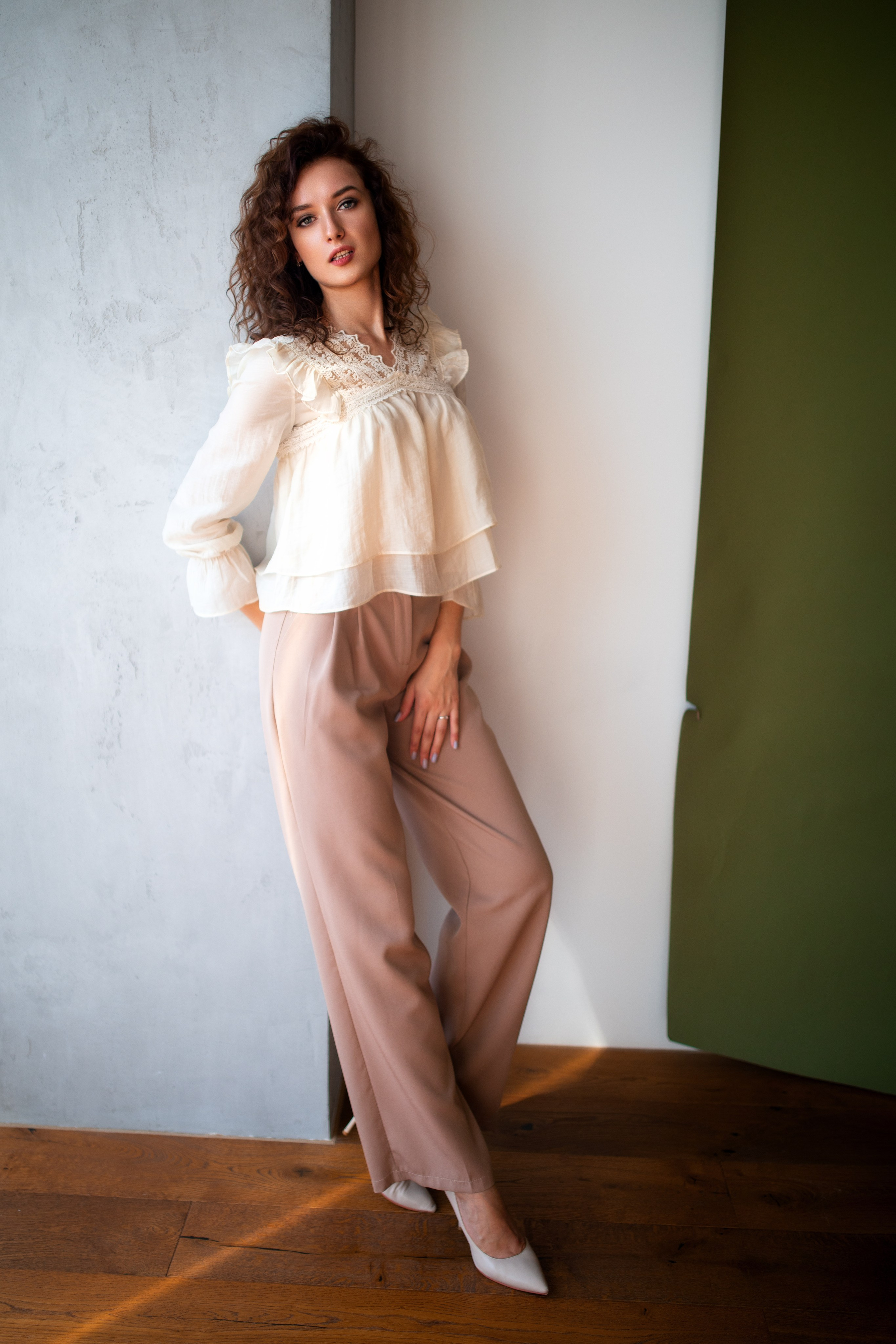 Фотосет с Анастасией в студии с минимальным интерьером в формате для «себя»