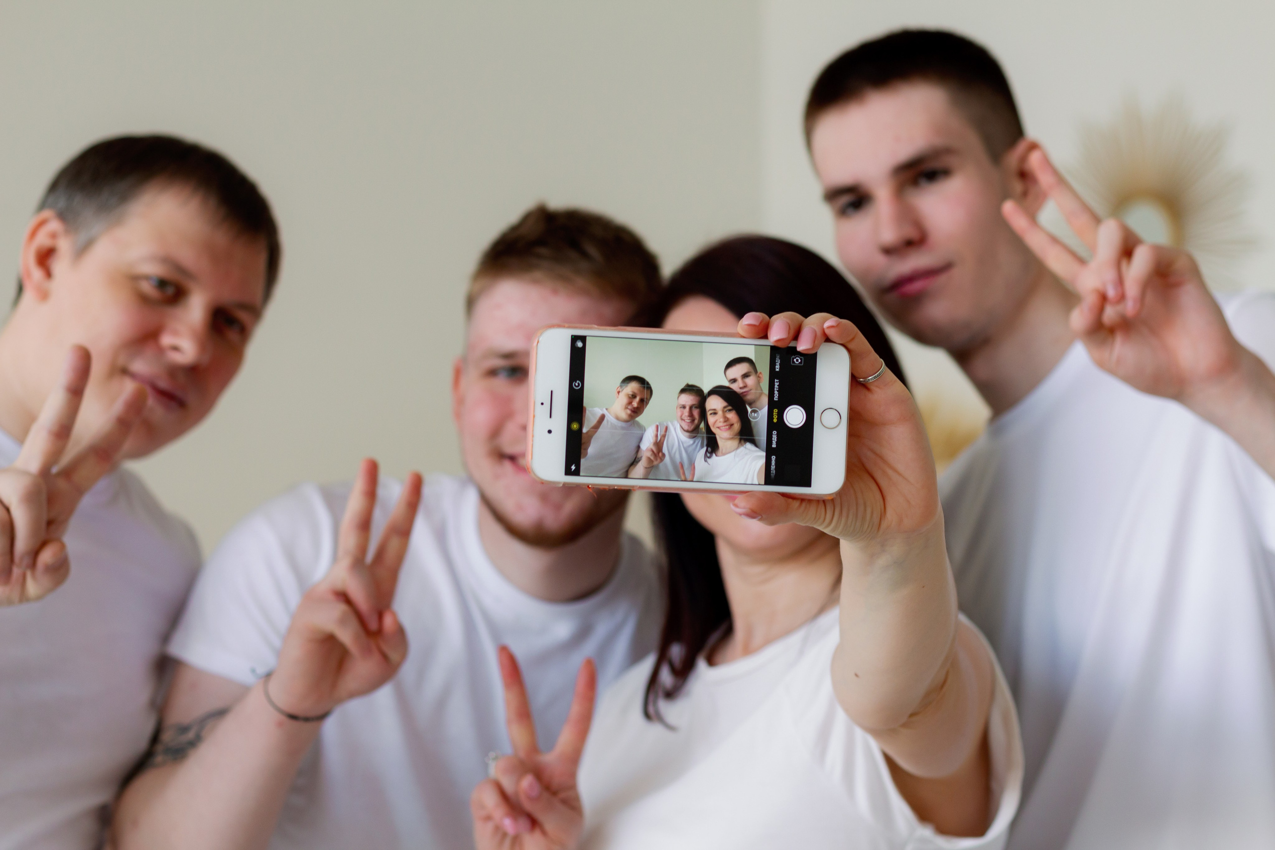 Две сестры. Две семьи. Одна любовь. Семейная фотосессия в студии, Екатеринбург. Фотограф в Екатеринбурге Пойгина Елена