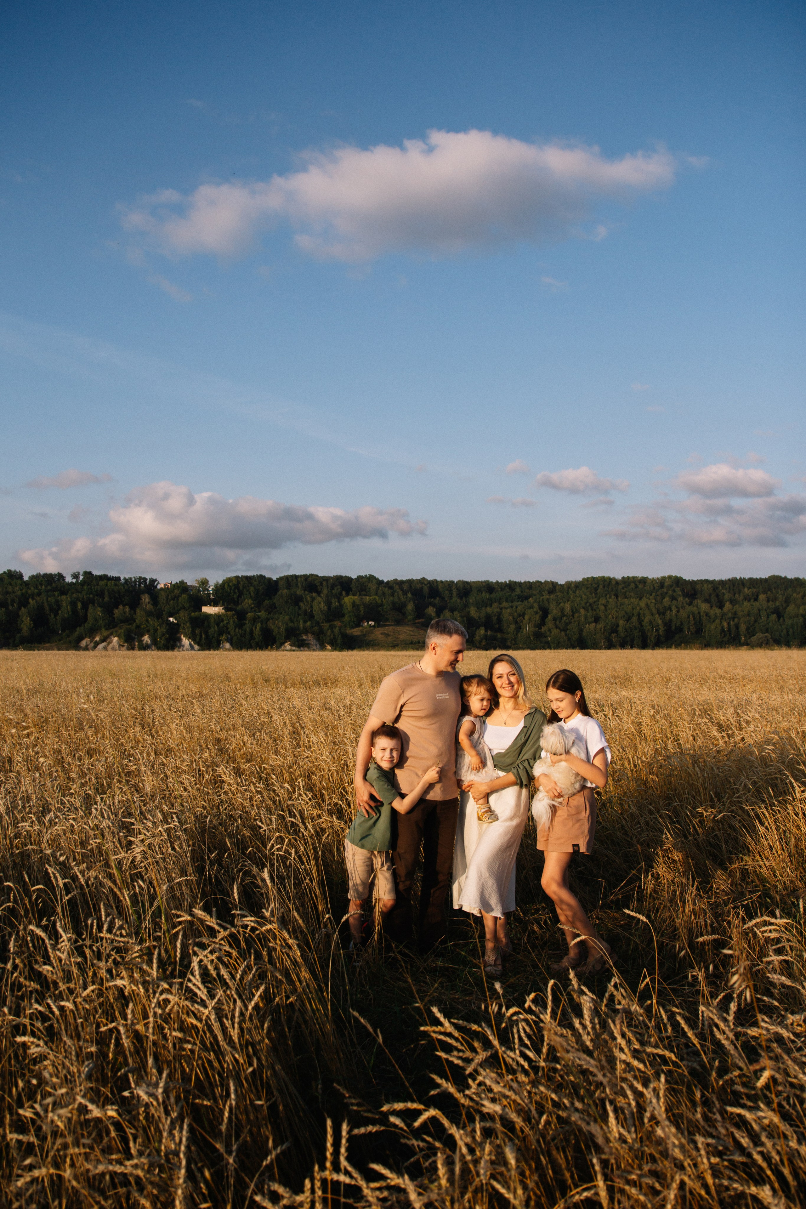 Семейная фотосессия на закате в полях. Семейный фотограф в Томске Максимова Екатерина