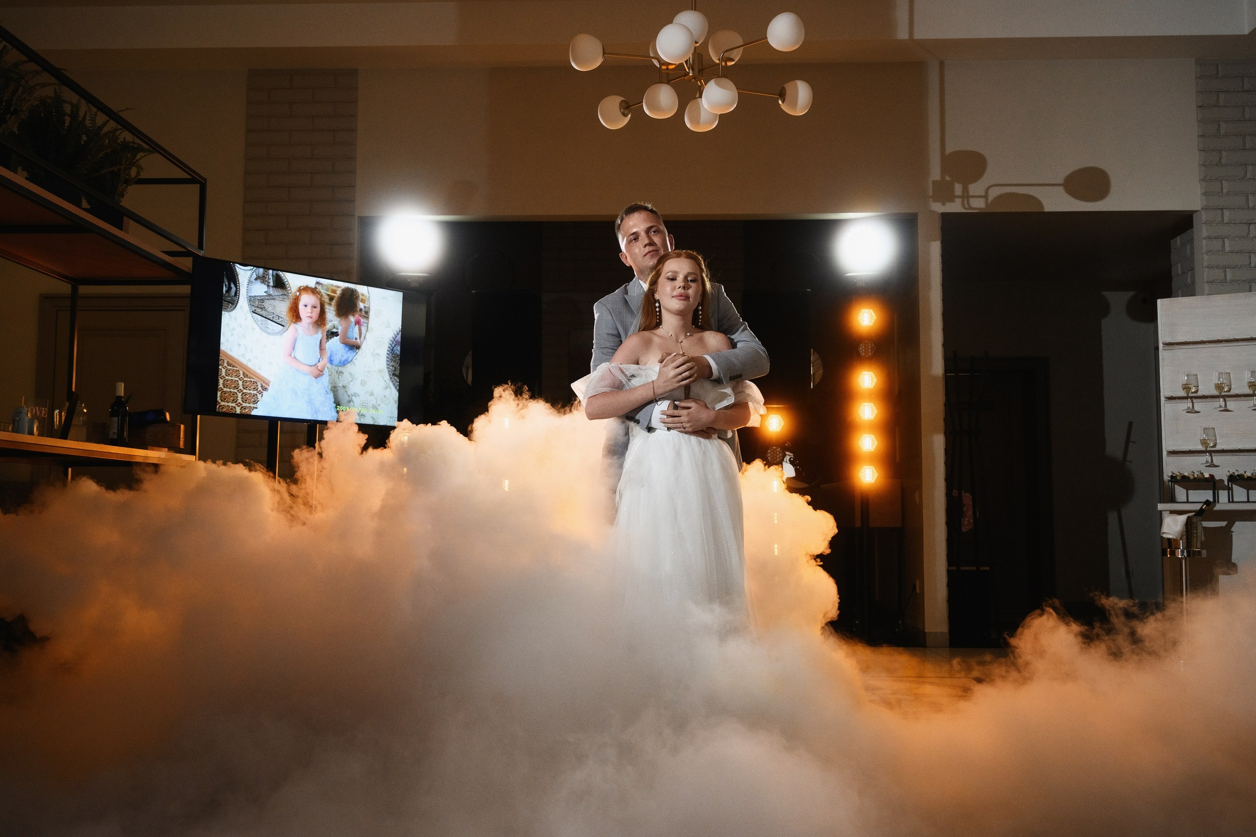 Свадебная фотосъемка в кафе Петропавловска-Камчатского с теплой атмосферой и живыми эмоциями. Профессиональные кадры первого танца, поздравлений гостей и праздничного банкета в уютном интерьере. Цены на свадебную фотосессию в кафе с индивидуальным подходом и полным пакетом услуг.