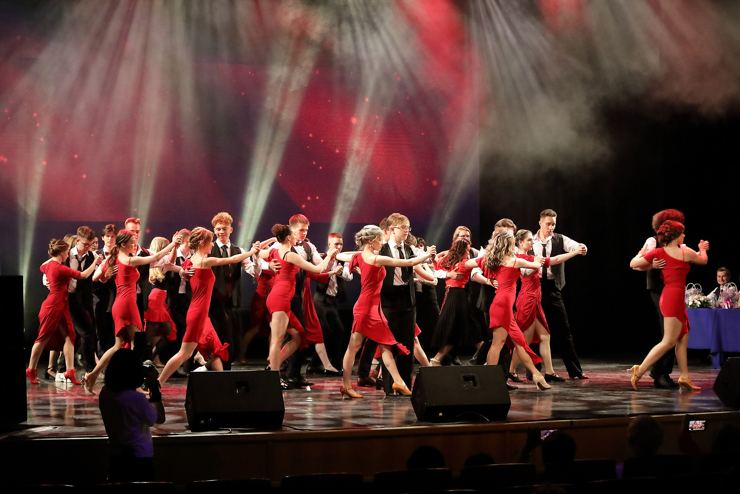 танец девушек в красных платьях с молодыми людьми  гимназия 9 екатеринбург дк урал
