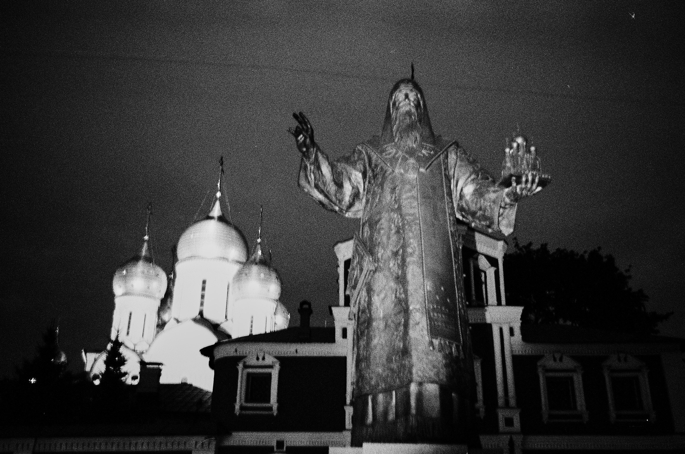 A walk around Moscow. Ostozhenka. The Other Pavel Potseluev — film photography and mastery of meat business