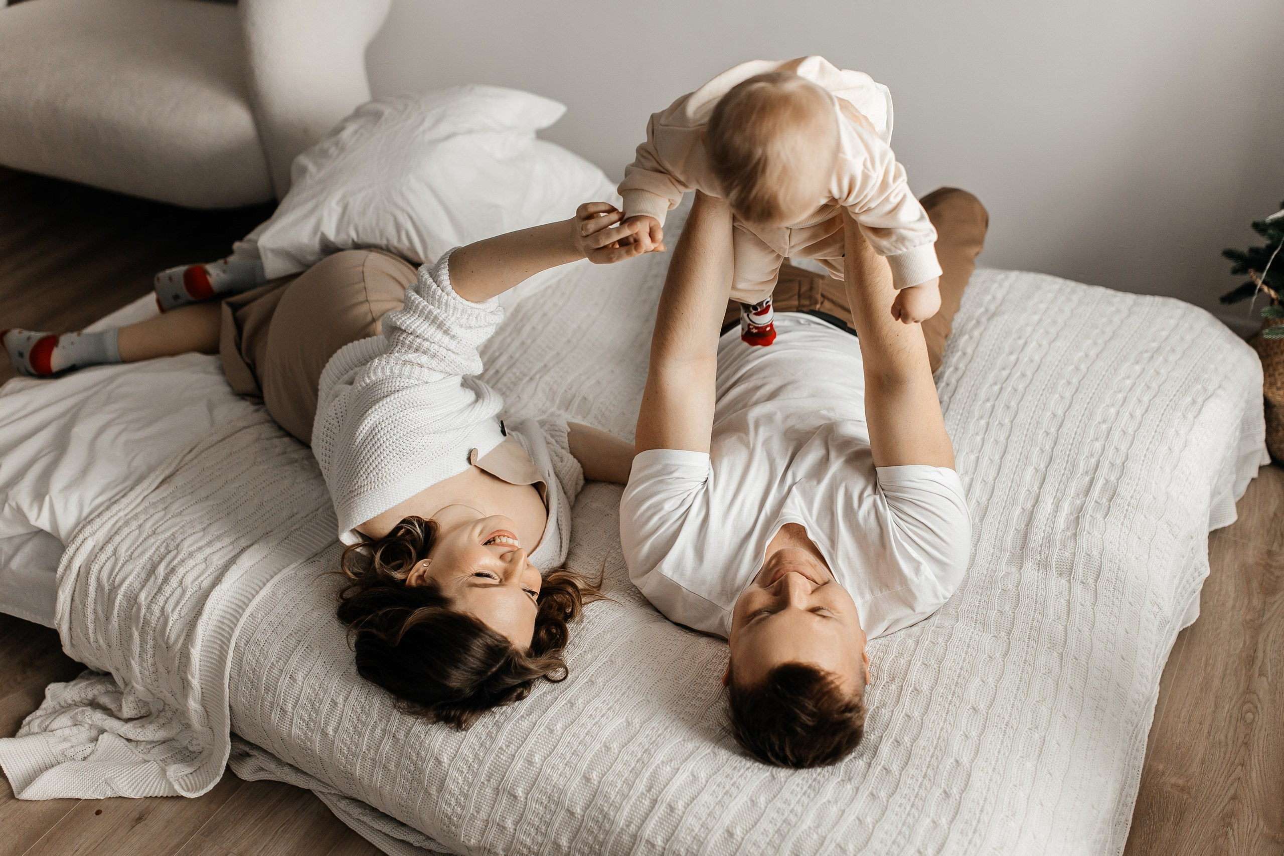 Здравствуйте! Я&nbsp;свадебный фотограф из&nbsp;Ульяновска, работаю в&nbsp;том числе по&nbsp;всей России и&nbsp;с&nbsp;выездом за&nbsp;границу. Снимаю свадьбы, lovestory, корпоративы, светский репортаж. Провожу обучение по&nbsp;фотографии, мастер-классы и&nbsp;воркшопы для других фотографов.